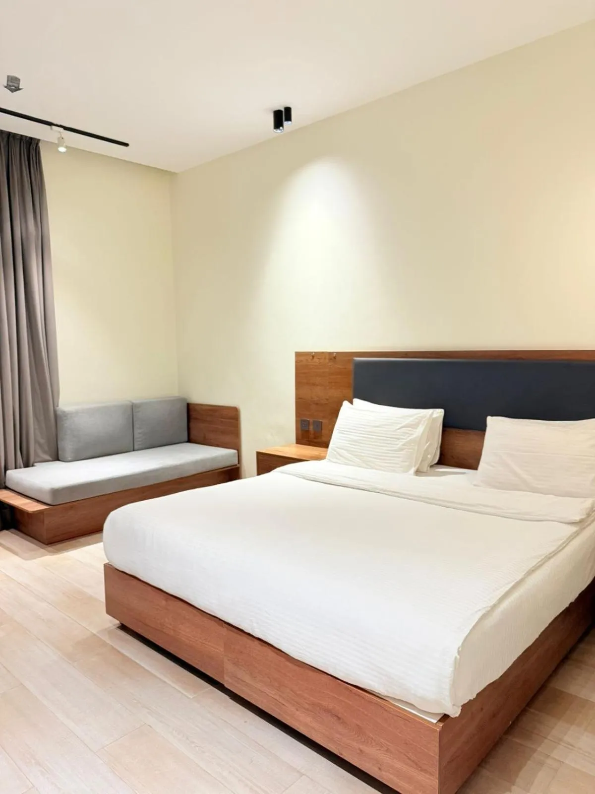 Bed in Hamsun Shahrah-e-Faisal