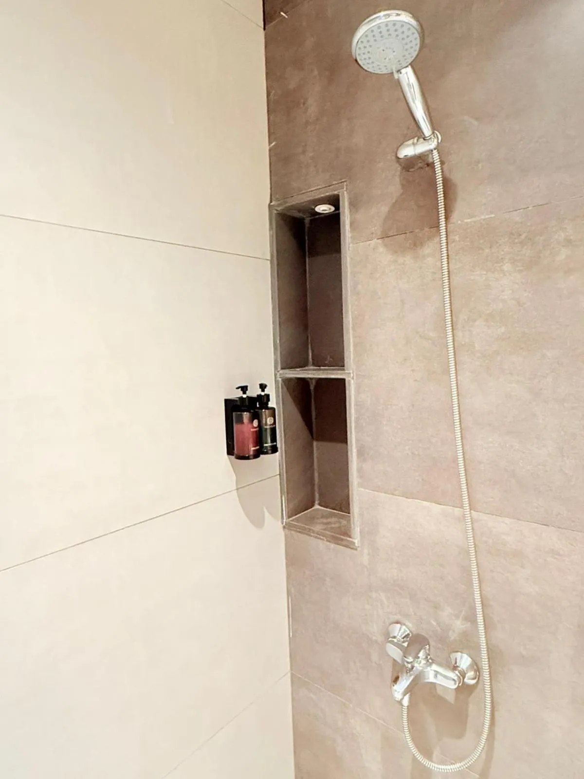 Shower in Hamsun Shahrah-e-Faisal