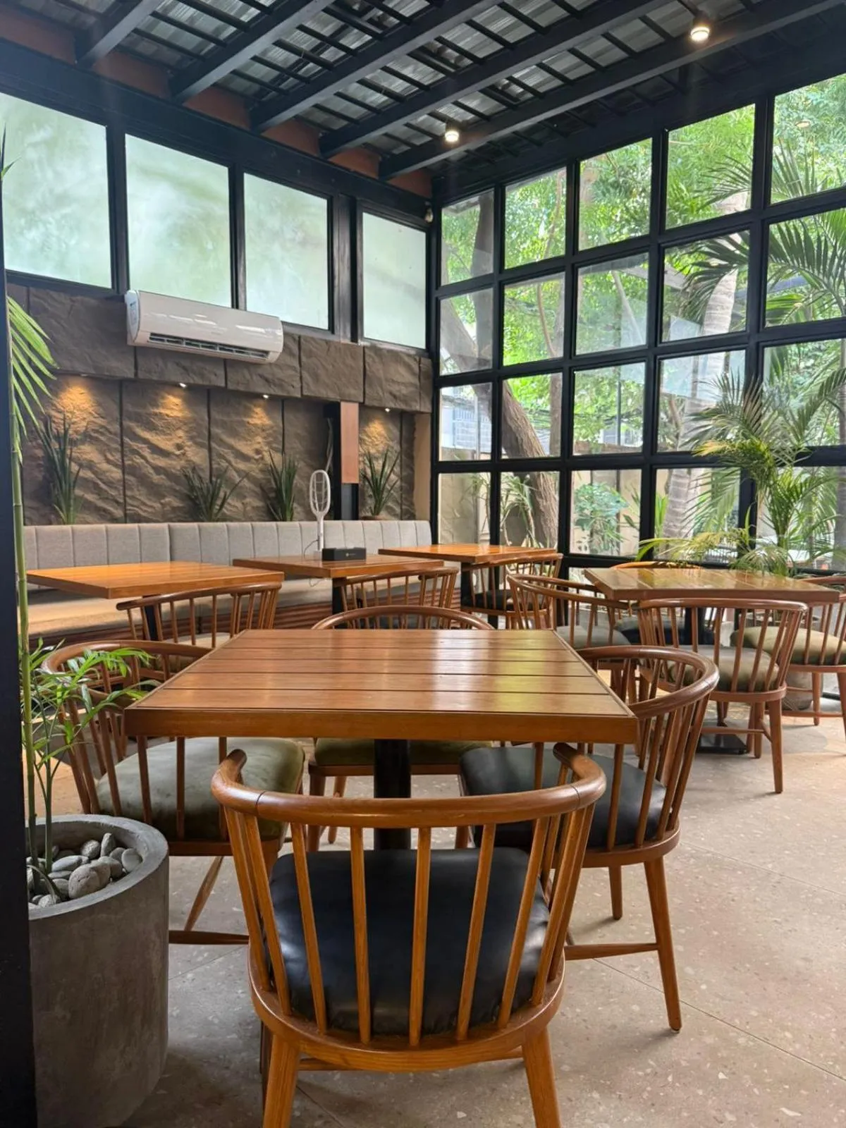 Restaurant/places to eat in Hamsun Shahrah-e-Faisal