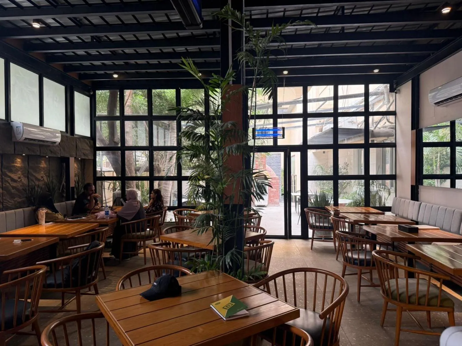 Restaurant/places to eat in Hamsun Shahrah-e-Faisal