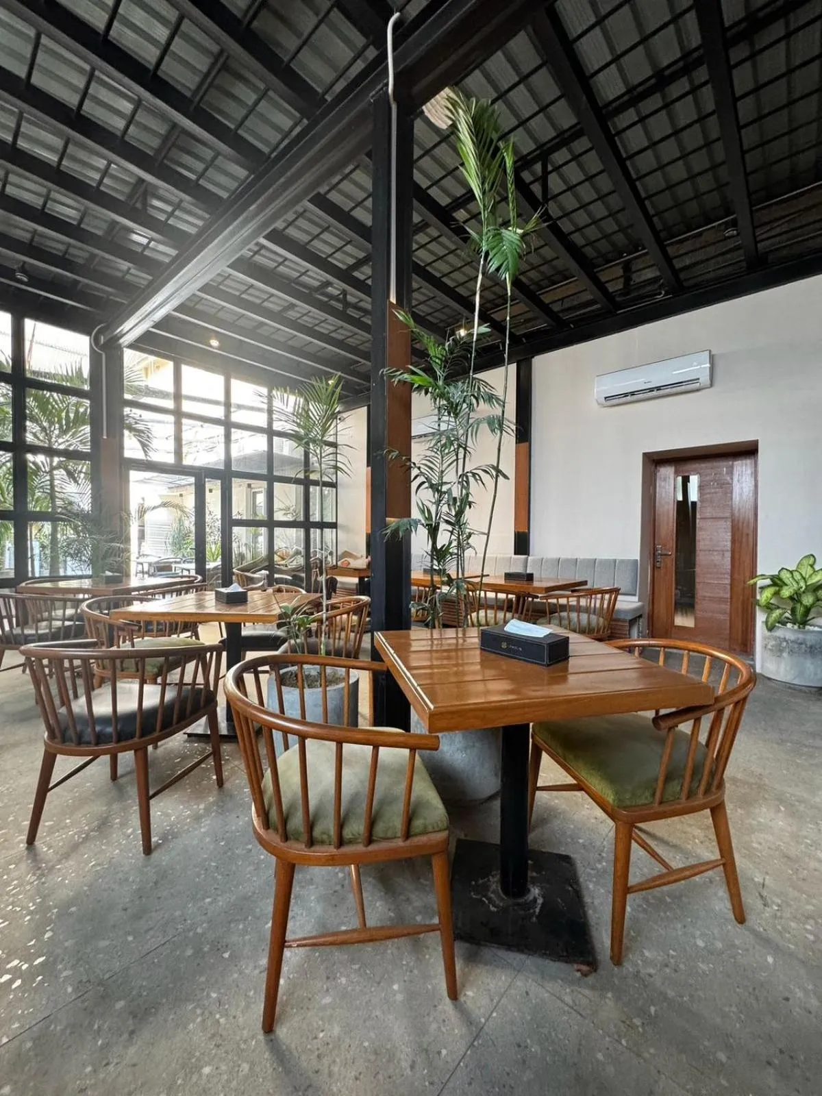 Restaurant/places to eat in Hamsun Shahrah-e-Faisal