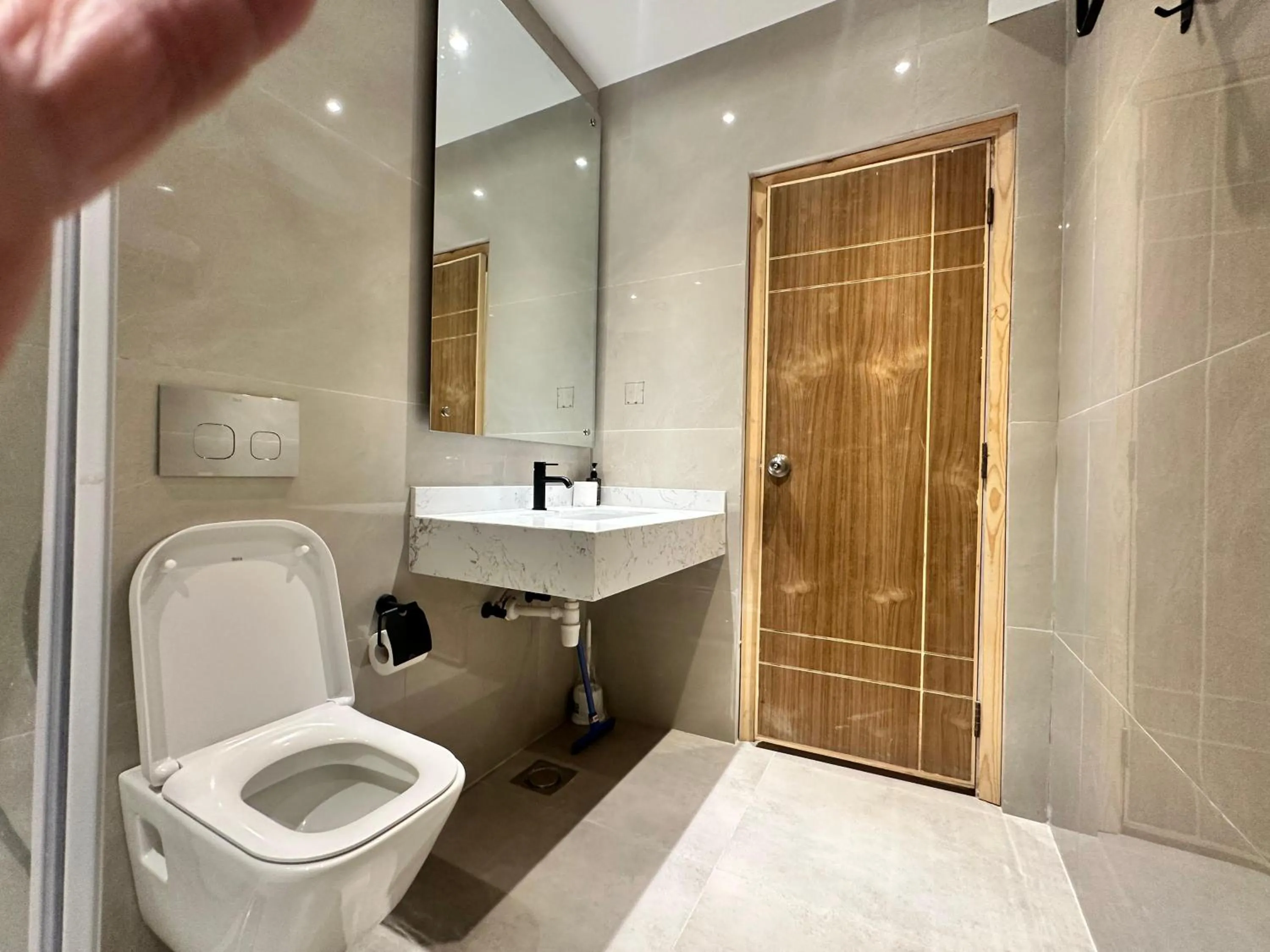 Shower in Hamsun Shahrah-e-Faisal