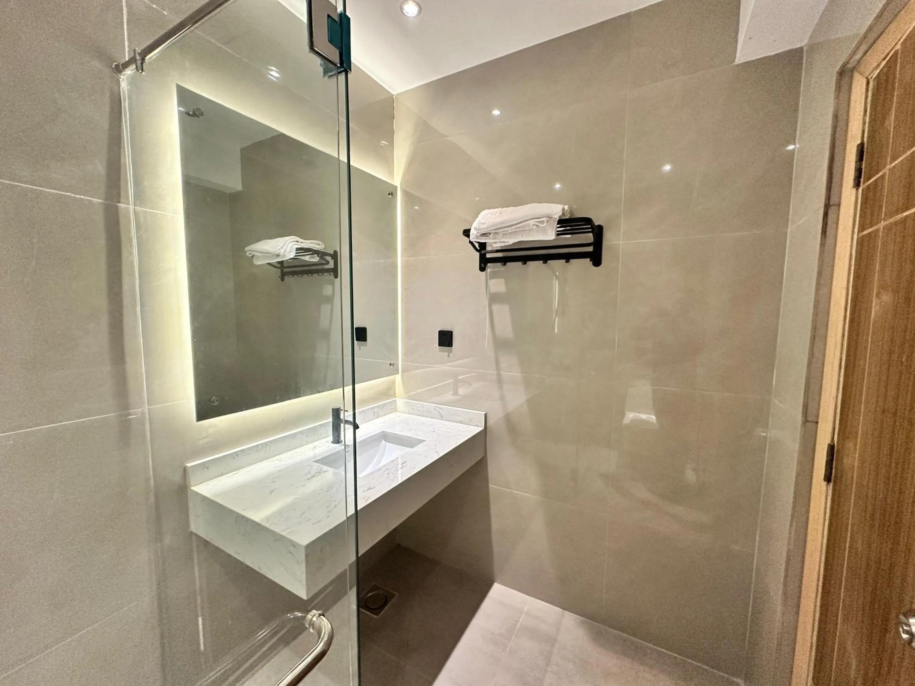 Shower in Hamsun Shahrah-e-Faisal