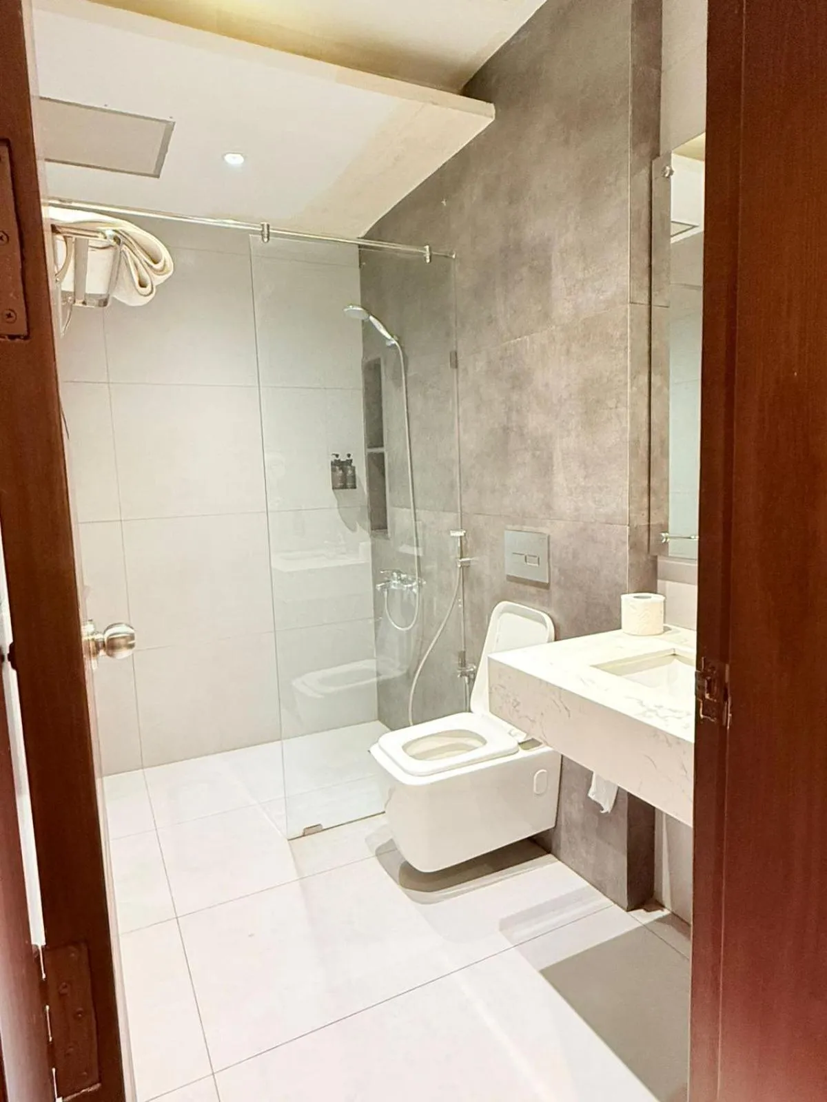 Shower in Hamsun Shahrah-e-Faisal