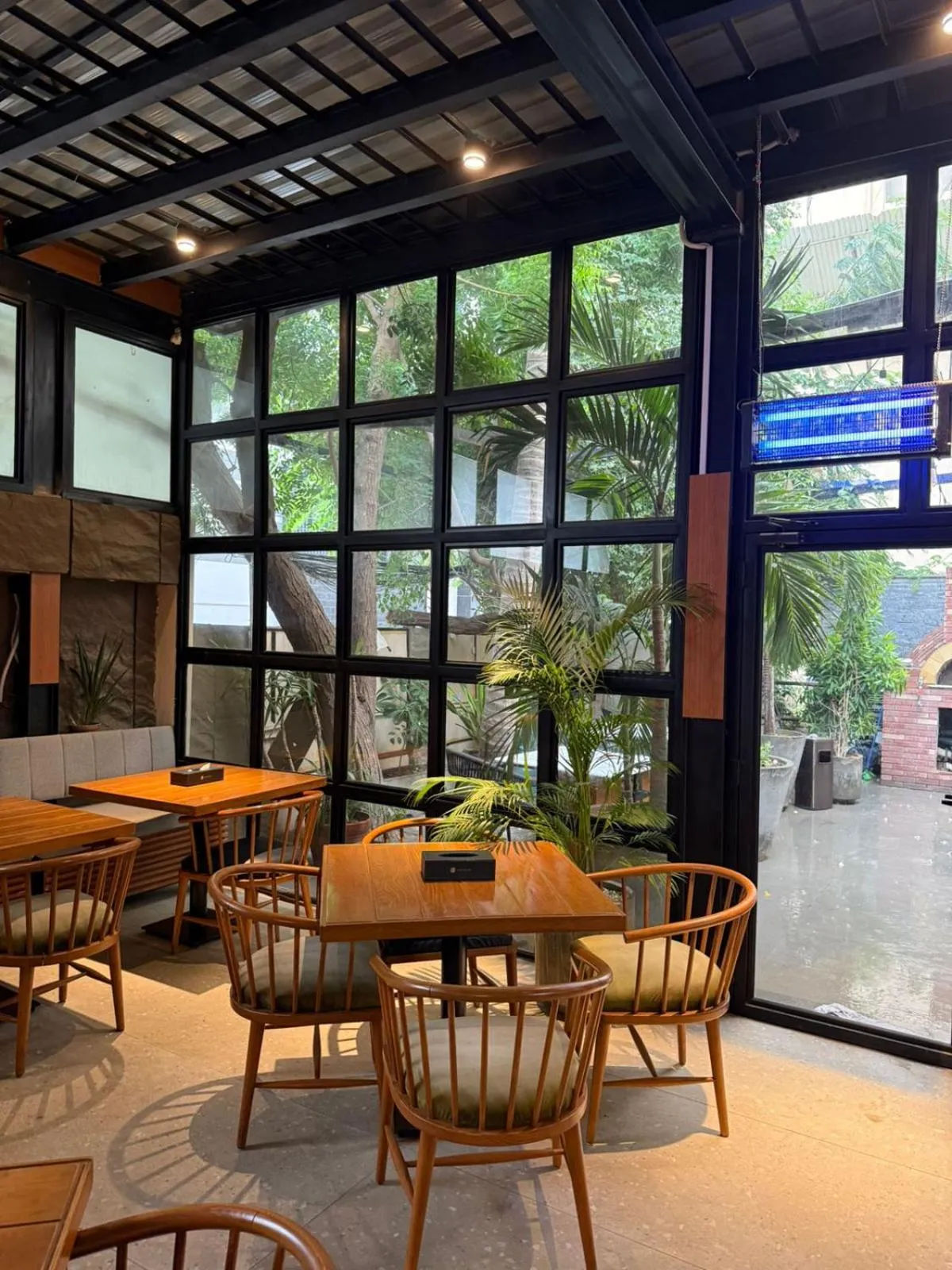 Restaurant/places to eat in Hamsun Shahrah-e-Faisal