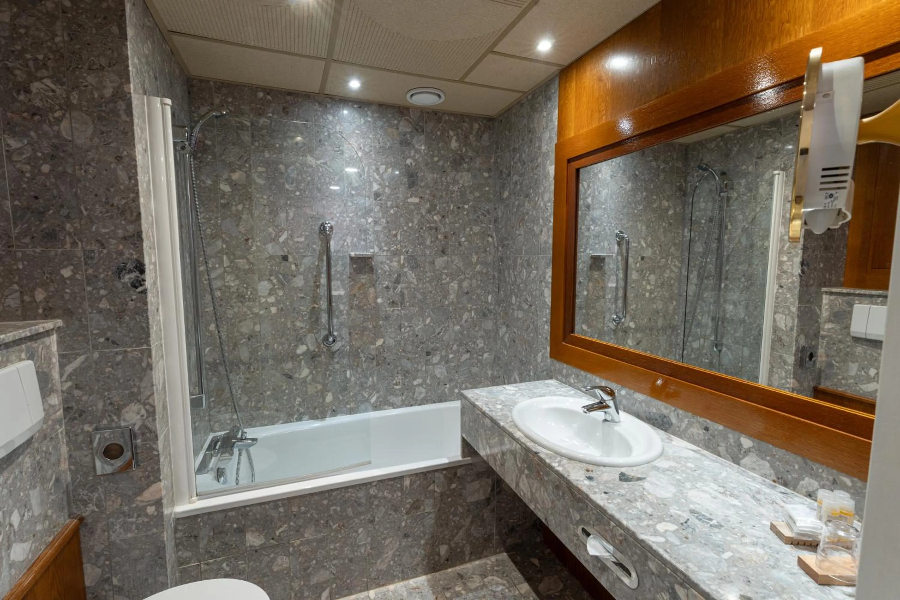 Bathroom in Plaza Hotel Capitole Toulouse