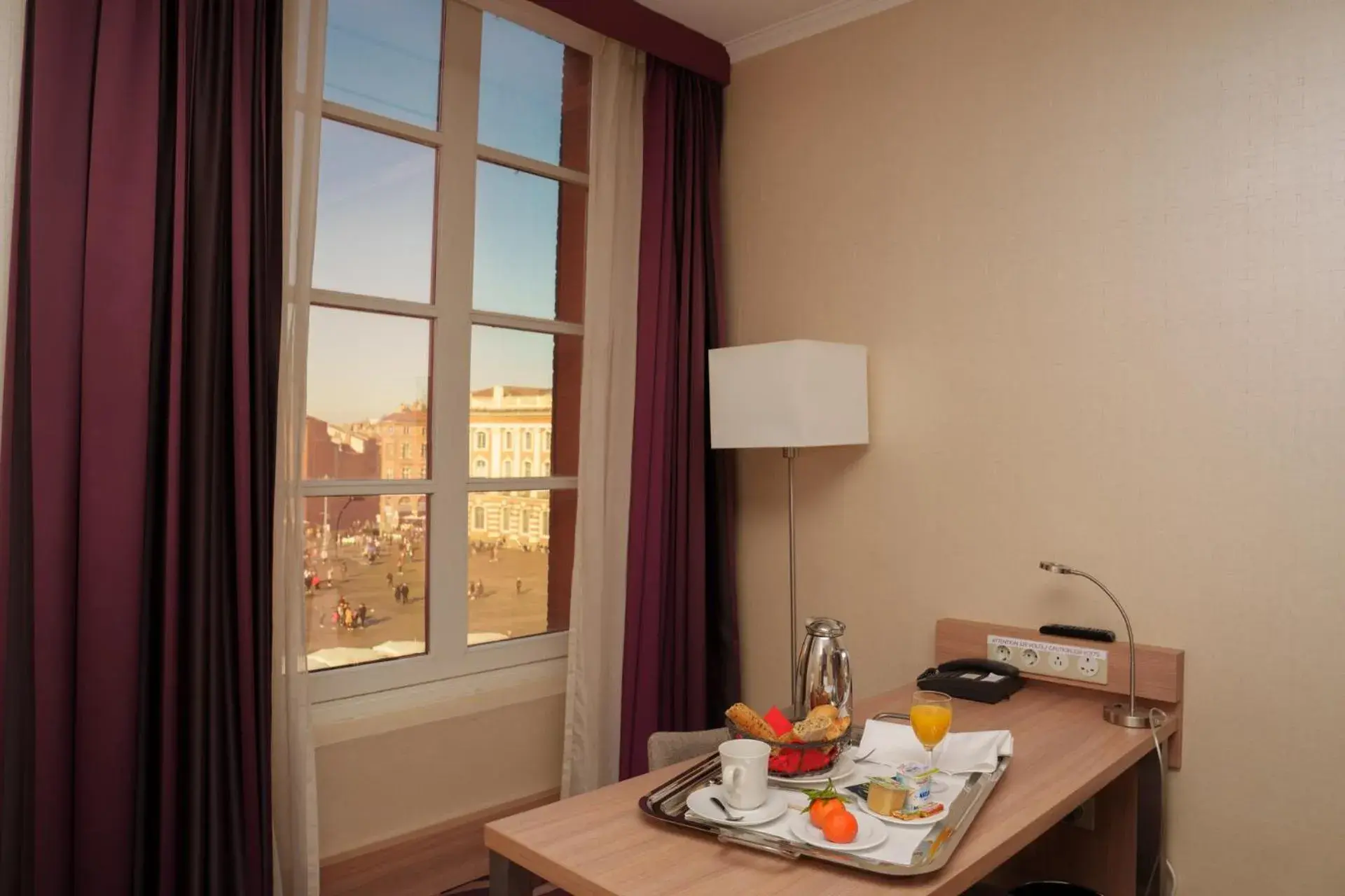 Premium Twin Room in Plaza Hotel Capitole Toulouse Premium Twin Room in Plaza Hotel Capitole Toulouse