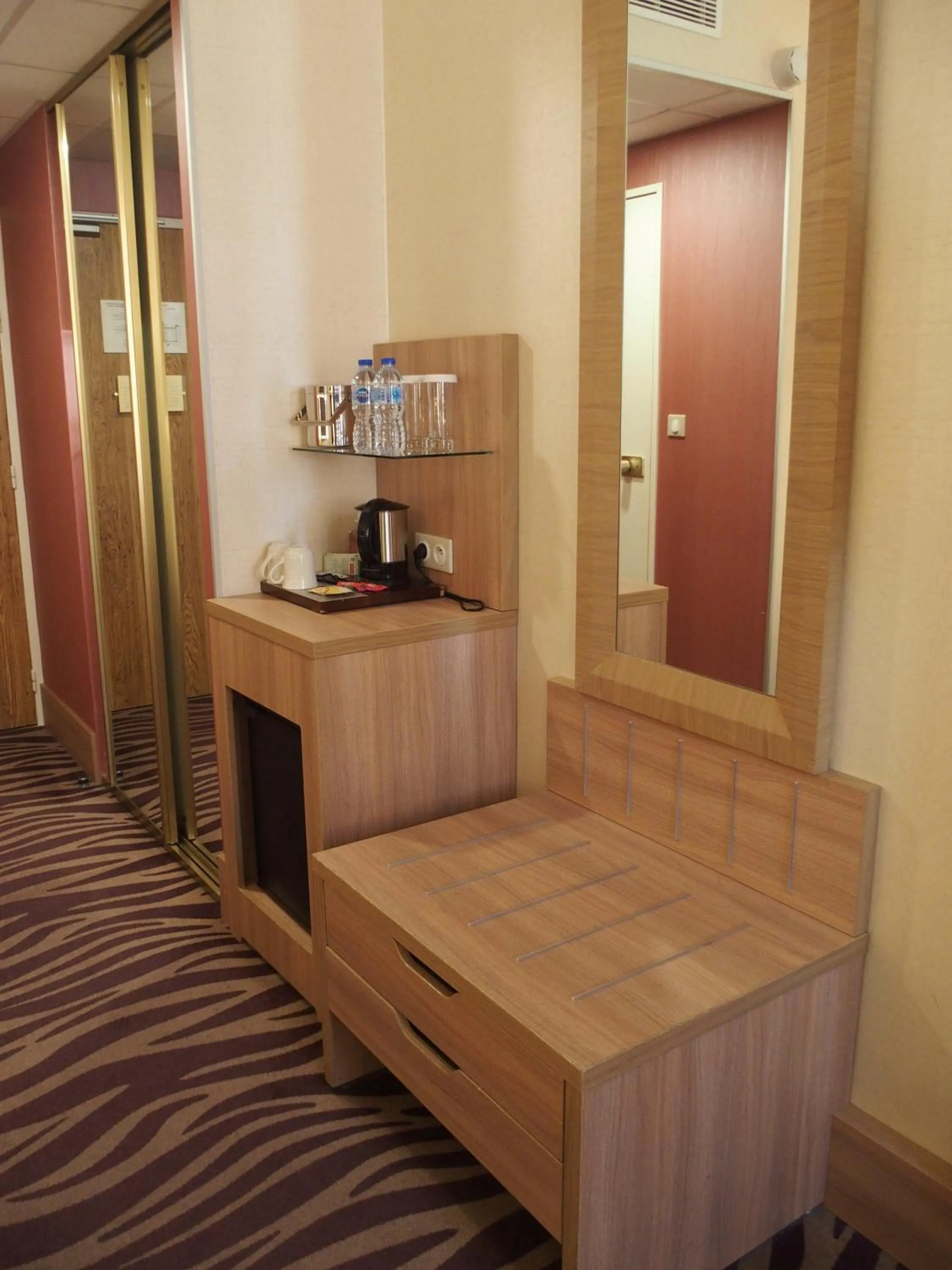 Coffee/tea facilities in Plaza Hotel Capitole Toulouse