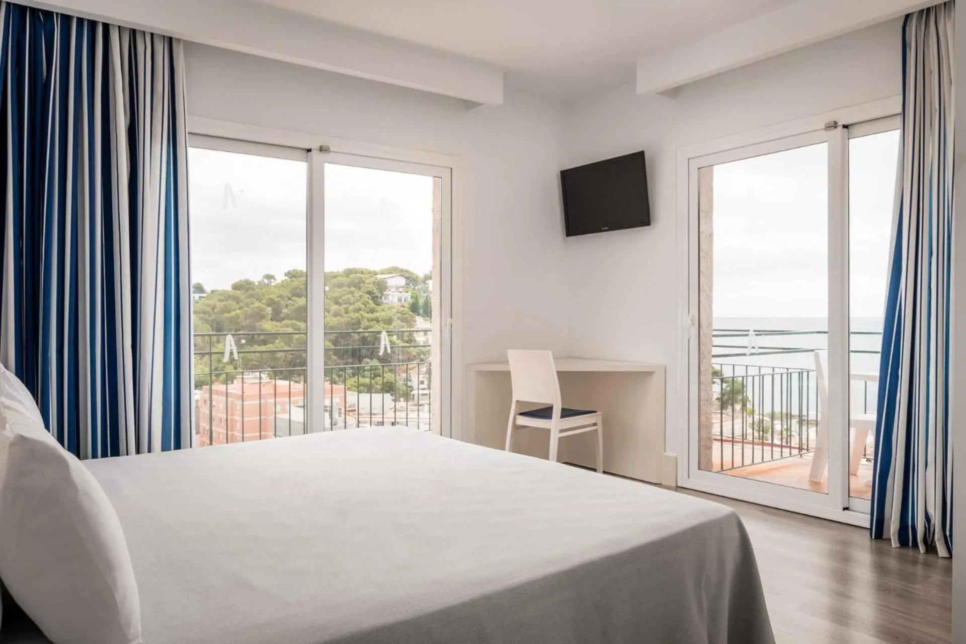 Photo of the whole room, Bed in ALEGRIA Sun Village