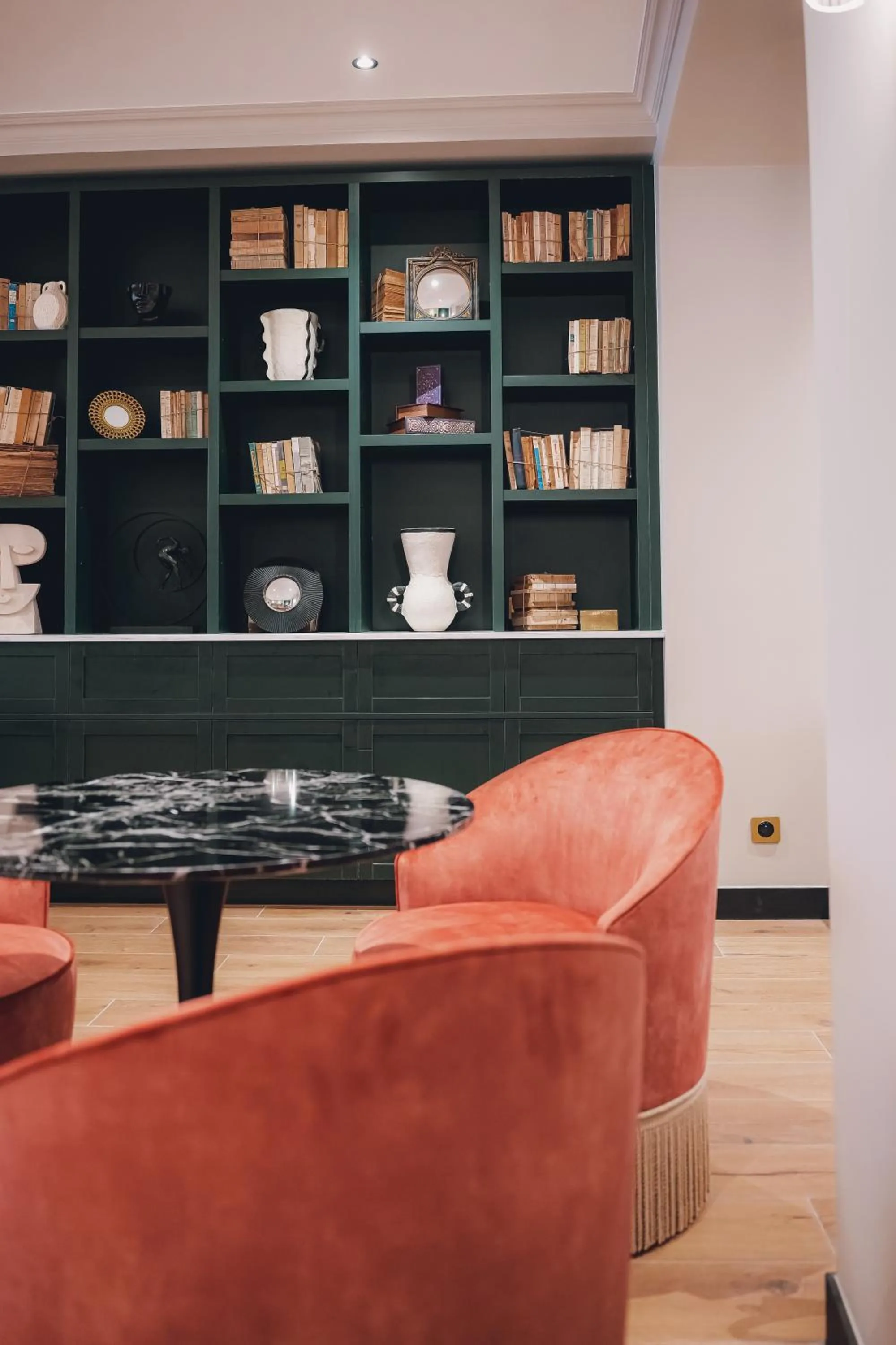 Library in Maison Orphée