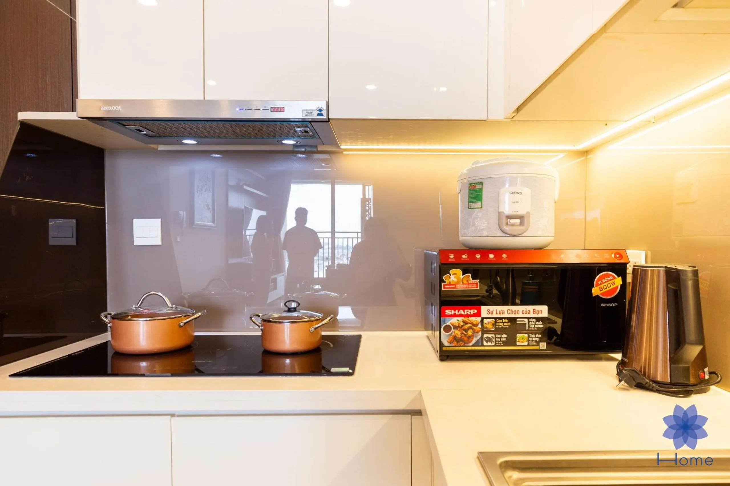 Kitchen or kitchenette in iHome Furnished Apartments with Free Gym & Pool, Airport Pick-Up Service