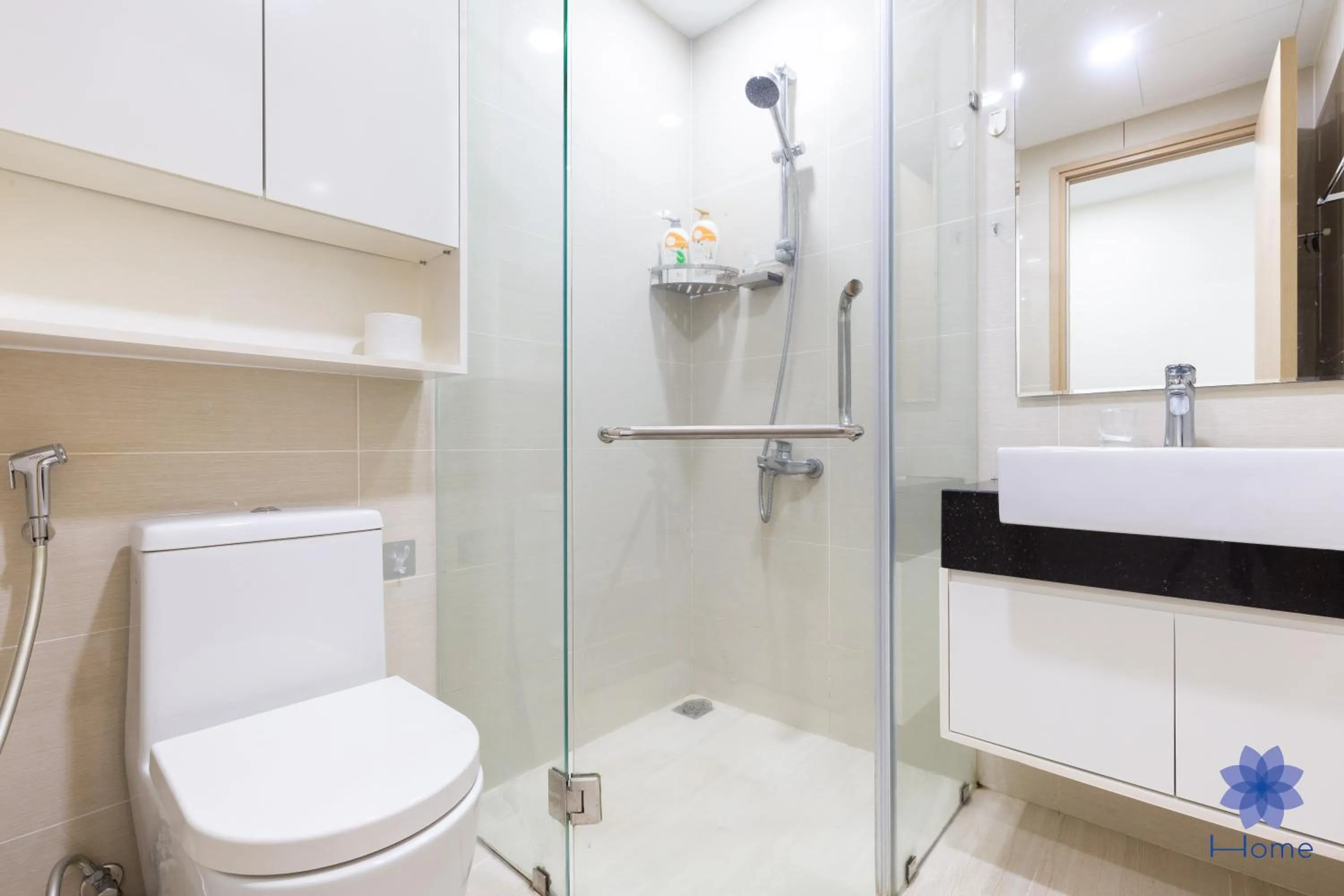 Toilet in iHome Furnished Apartments with Free Gym & Pool, Airport Pick-Up Service