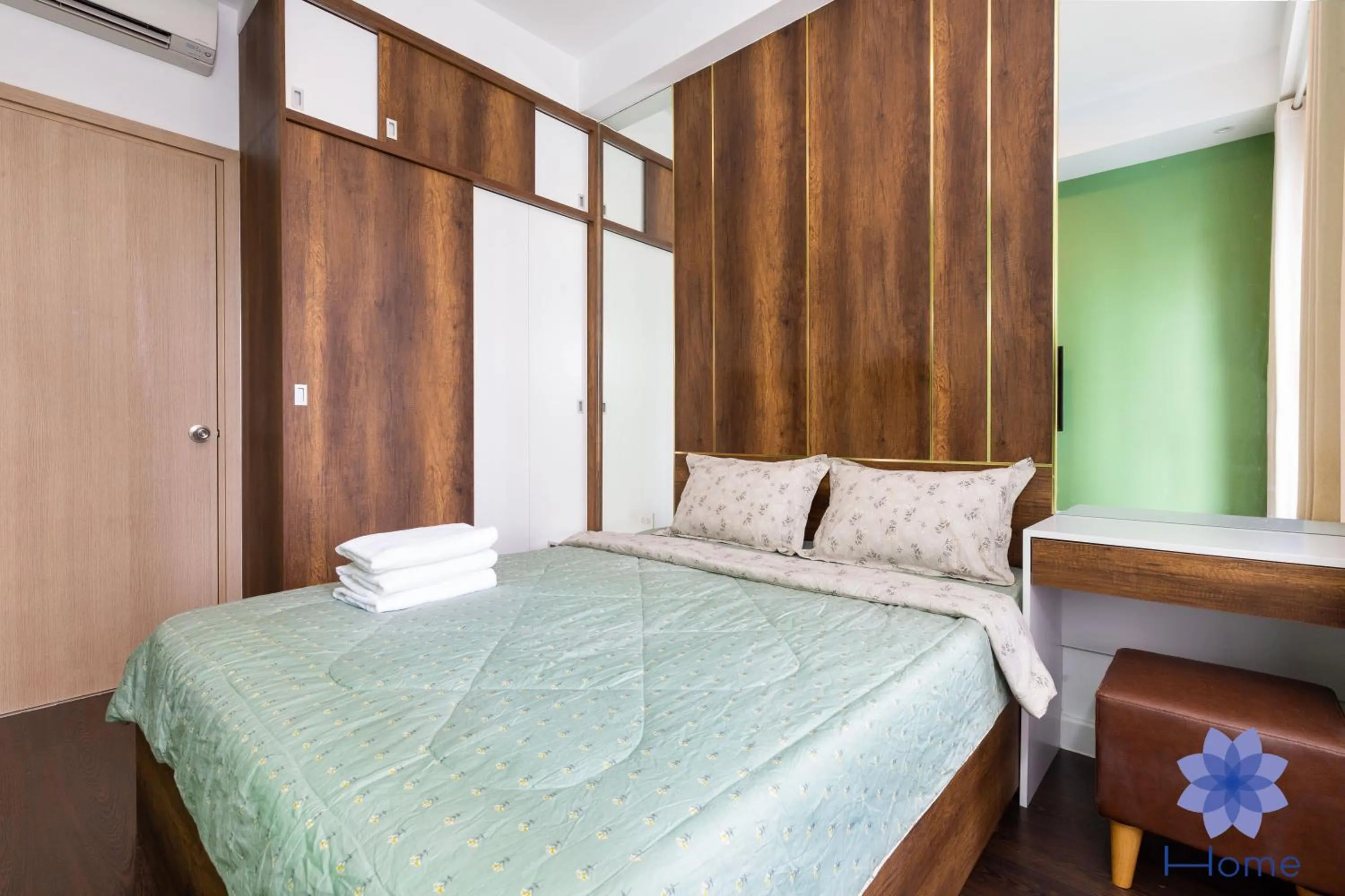 Bed in iHome Furnished Apartments with Free Gym & Pool, Airport Pick-Up Service