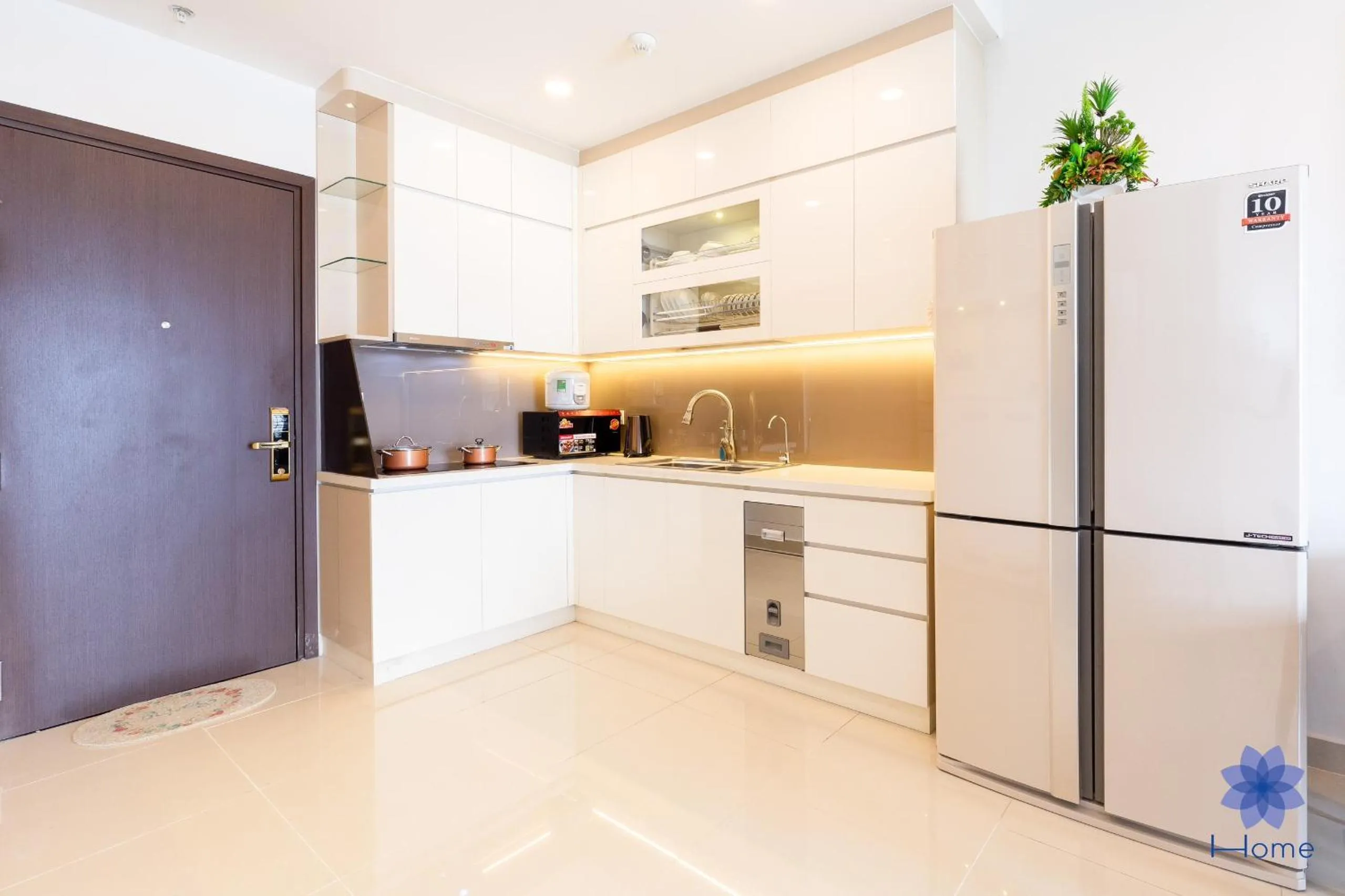 Kitchen or kitchenette in iHome Furnished Apartments with Free Gym & Pool, Airport Pick-Up Service