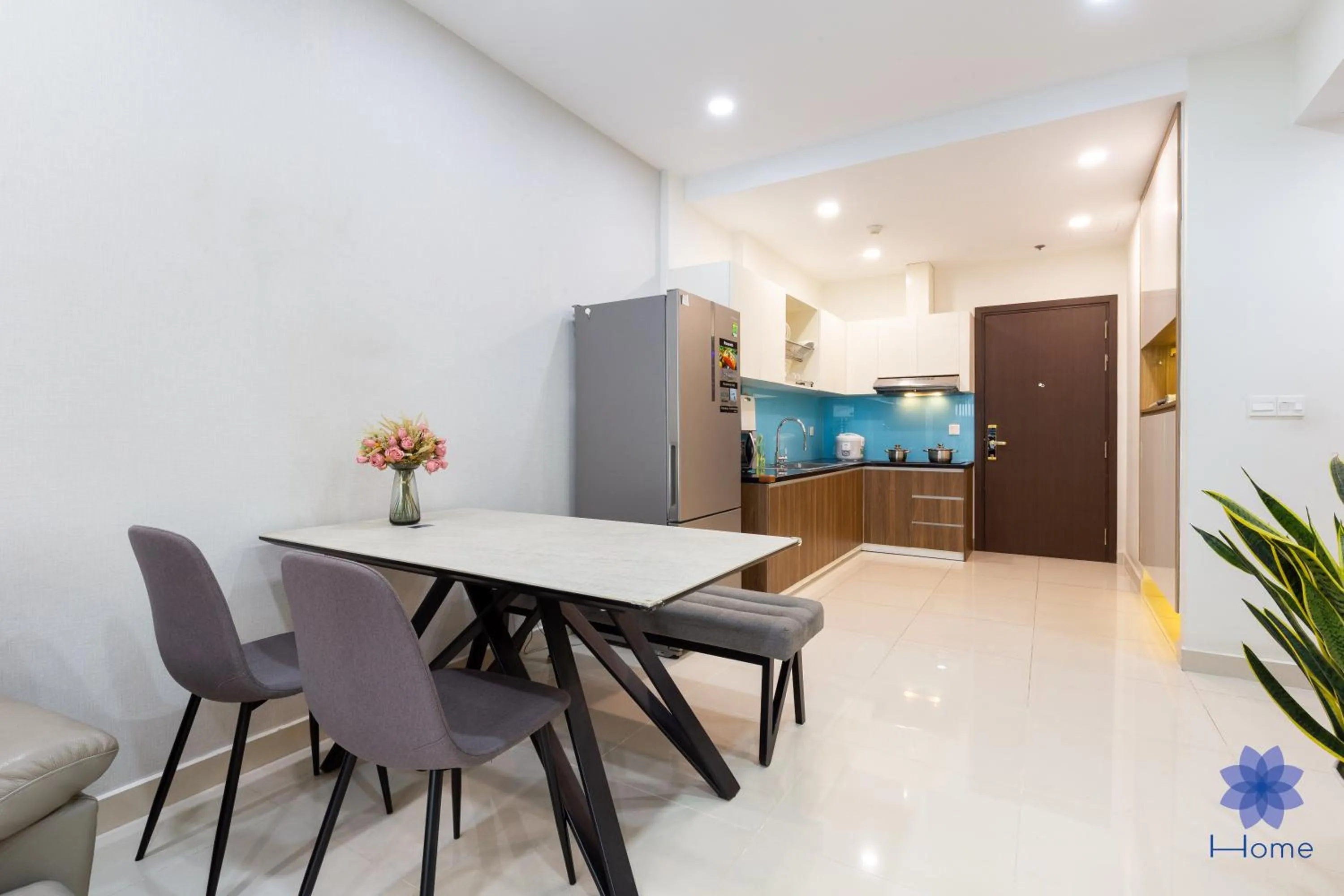 Kitchen or kitchenette in iHome Furnished Apartments with Free Gym & Pool, Airport Pick-Up Service