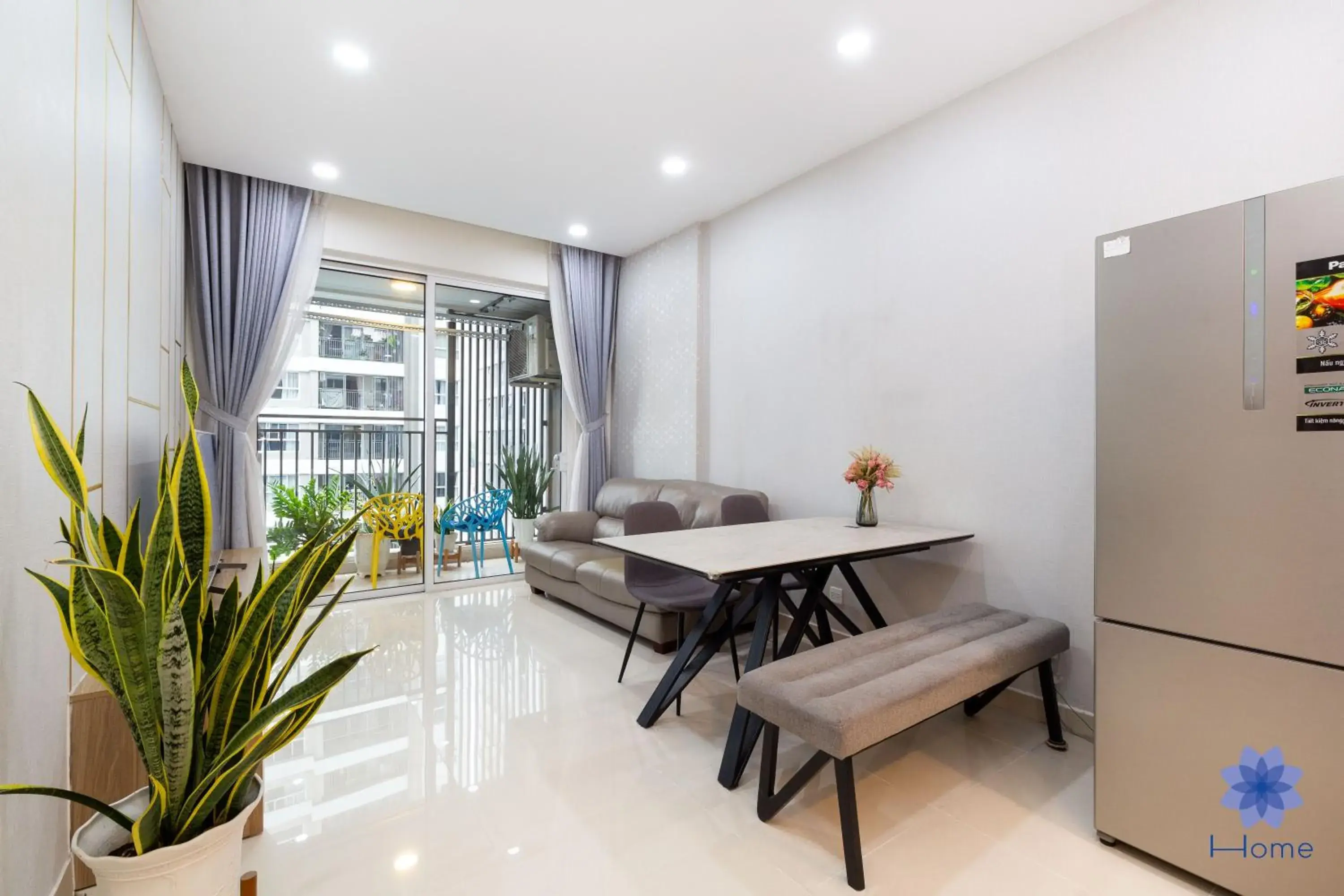 Family Room with Balcony in iHome Furnished Apartments with Free Gym & Pool, Airport Pick-Up Service Family Room with Balcony in iHome Furnished Apartments with Free Gym & Pool, Airport Pick-Up Service