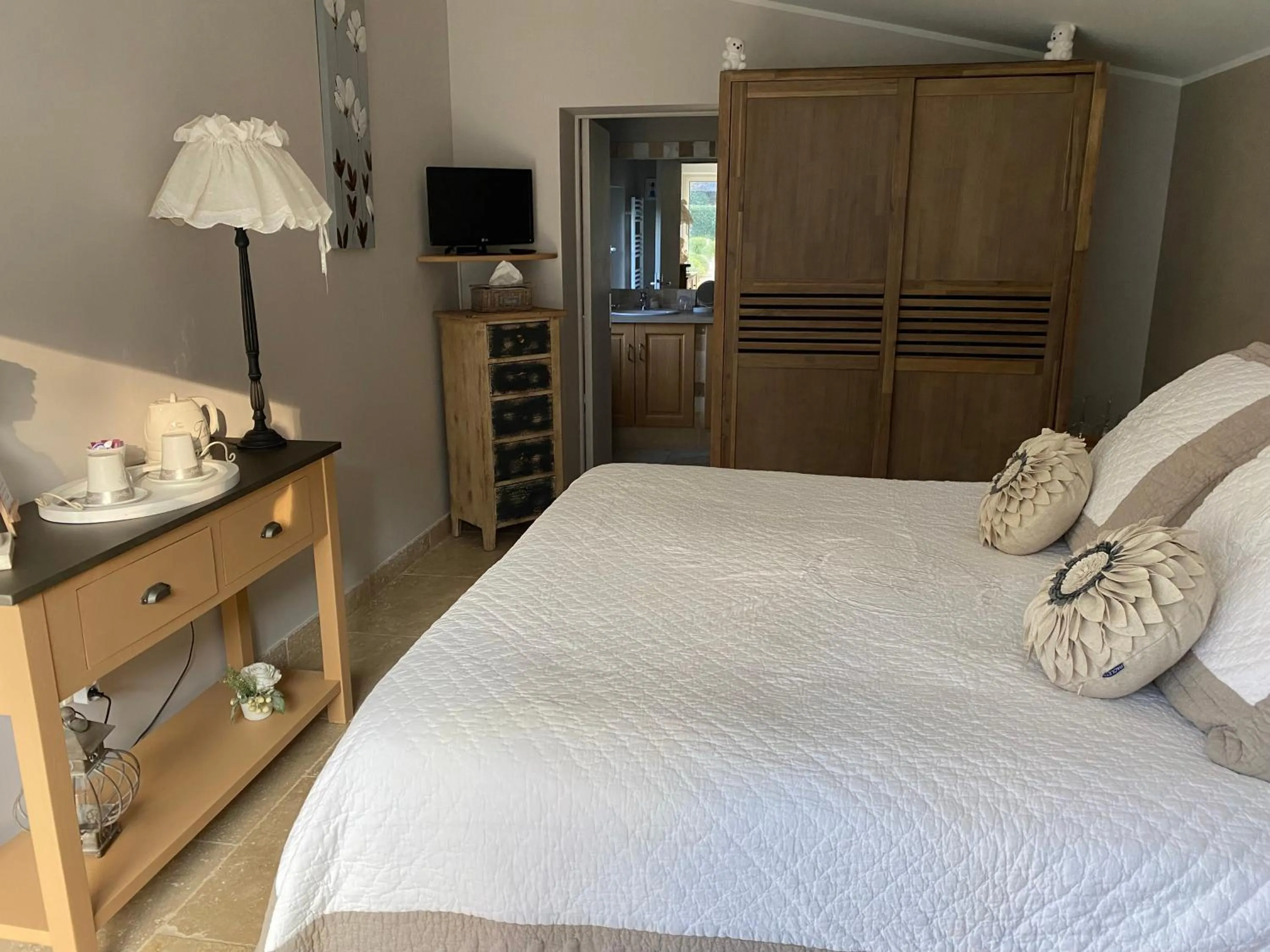 Photo of the whole room, Bed in Le Refuge