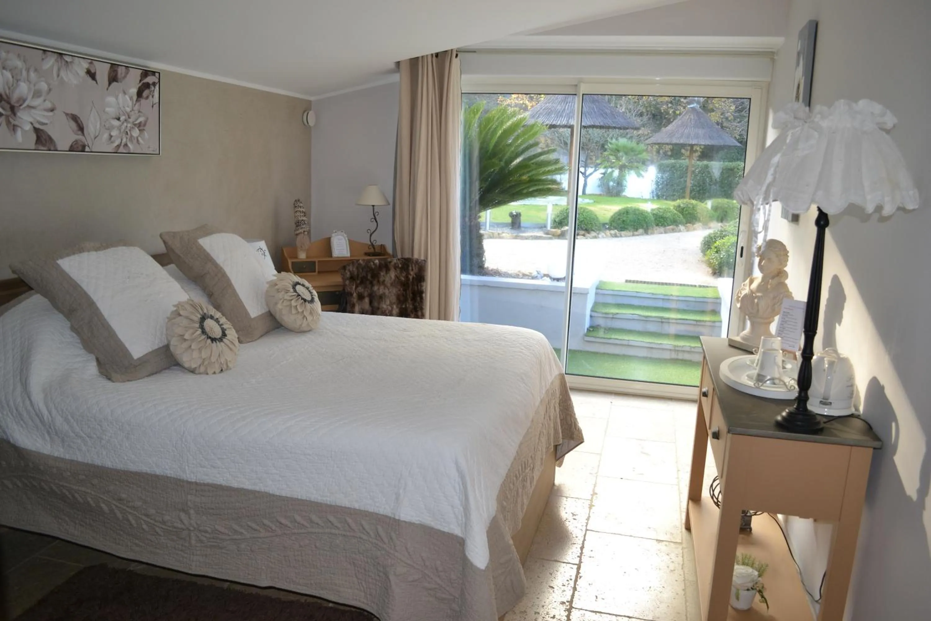 Photo of the whole room, Bed in Le Refuge