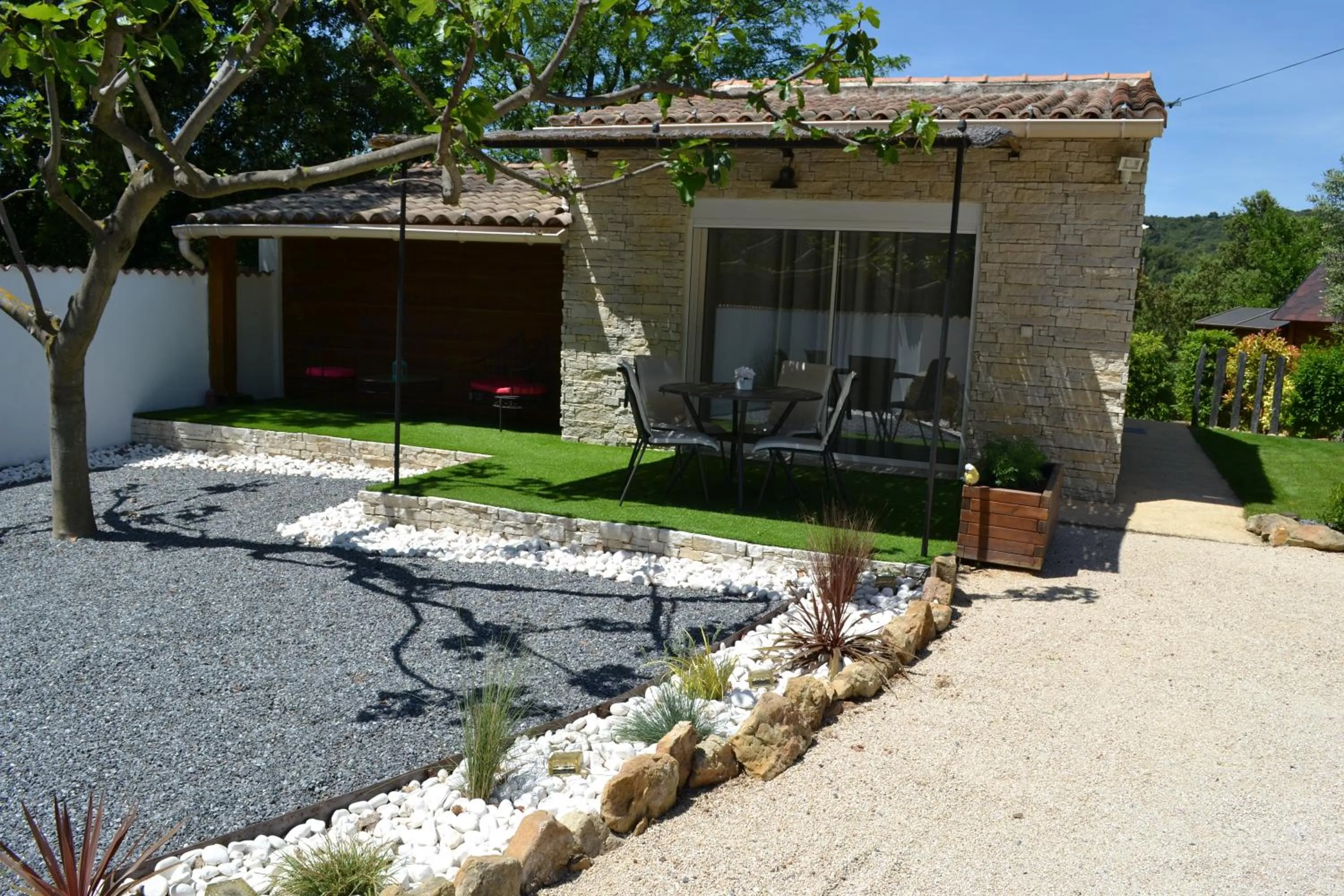 Photo of the whole room in Le Refuge