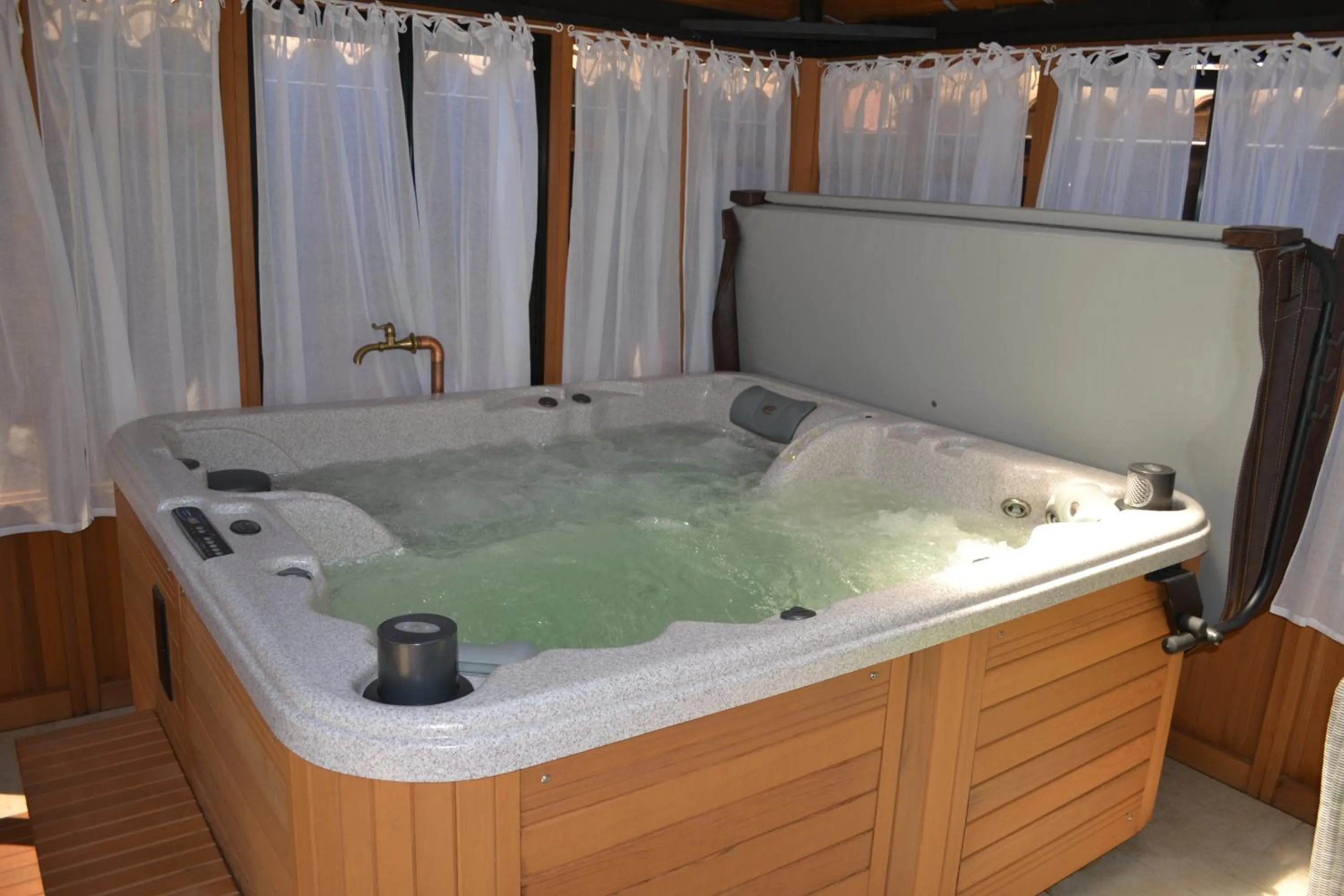 Hot Tub in Le Refuge