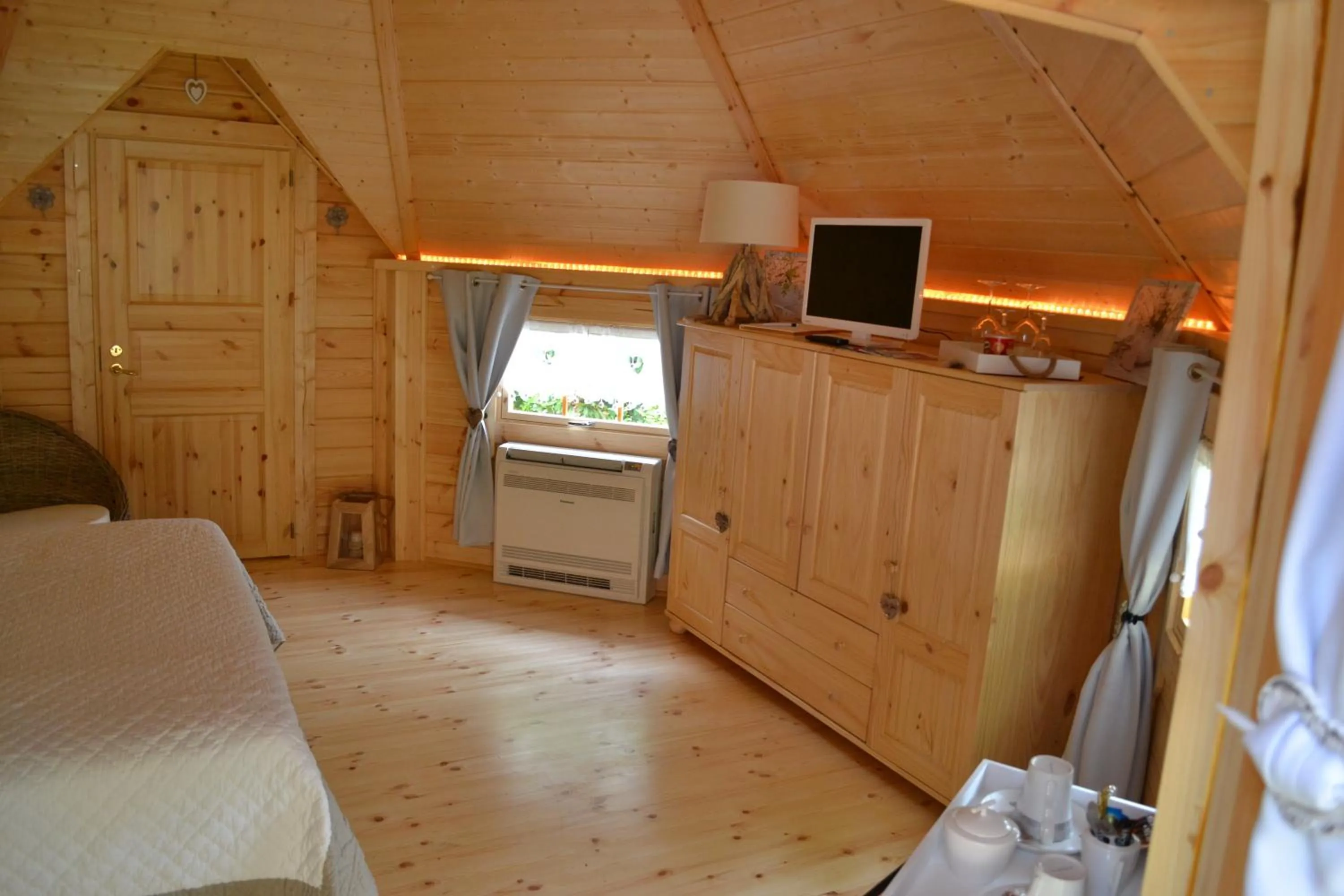 Photo of the whole room, Bed in Le Refuge