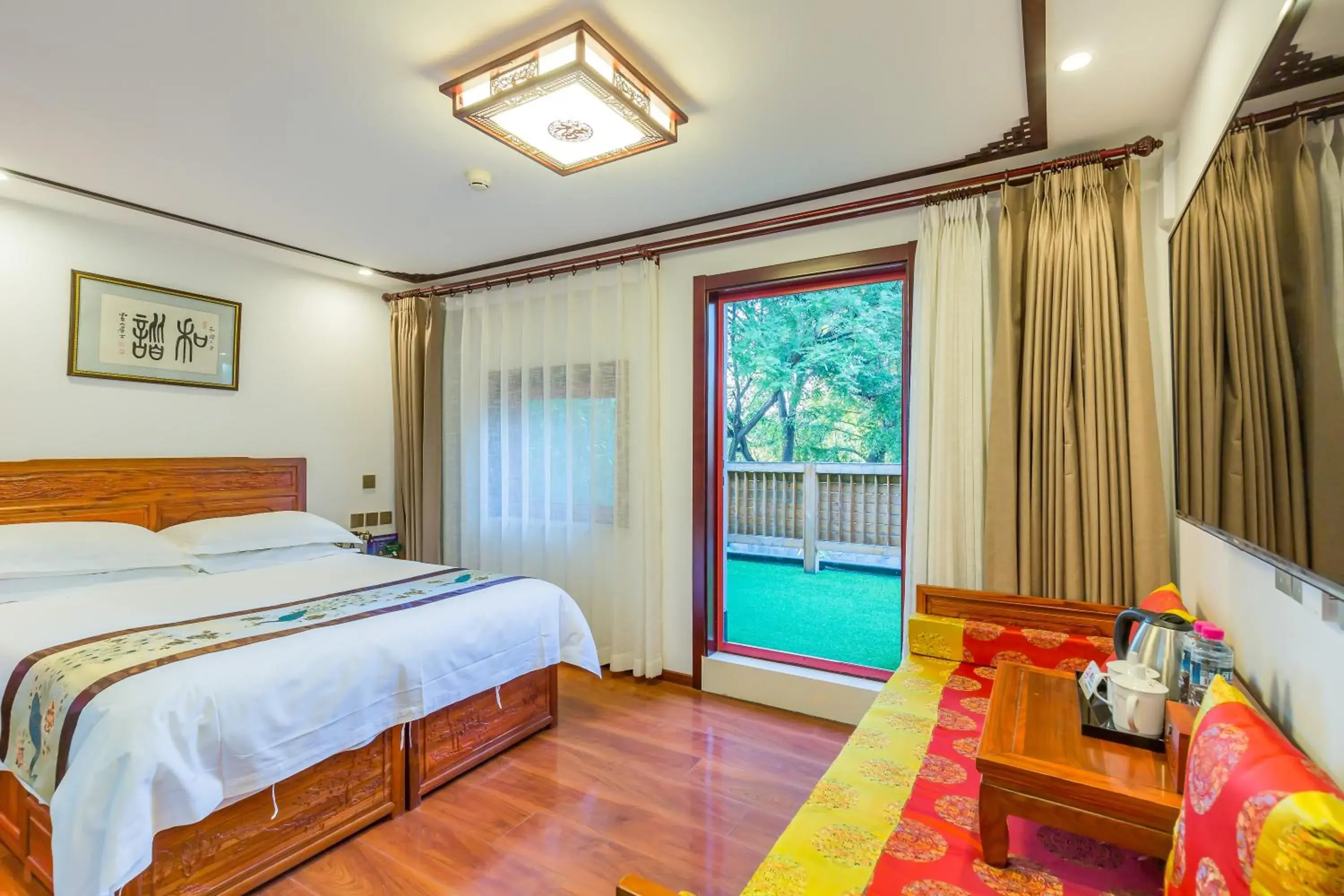 Deluxe Double Room with Balcony in Qinfu Hotel Beijing Nanluogu Lane Houhai Deluxe Double Room with Balcony in Qinfu Hotel Beijing Nanluogu Lane Houhai