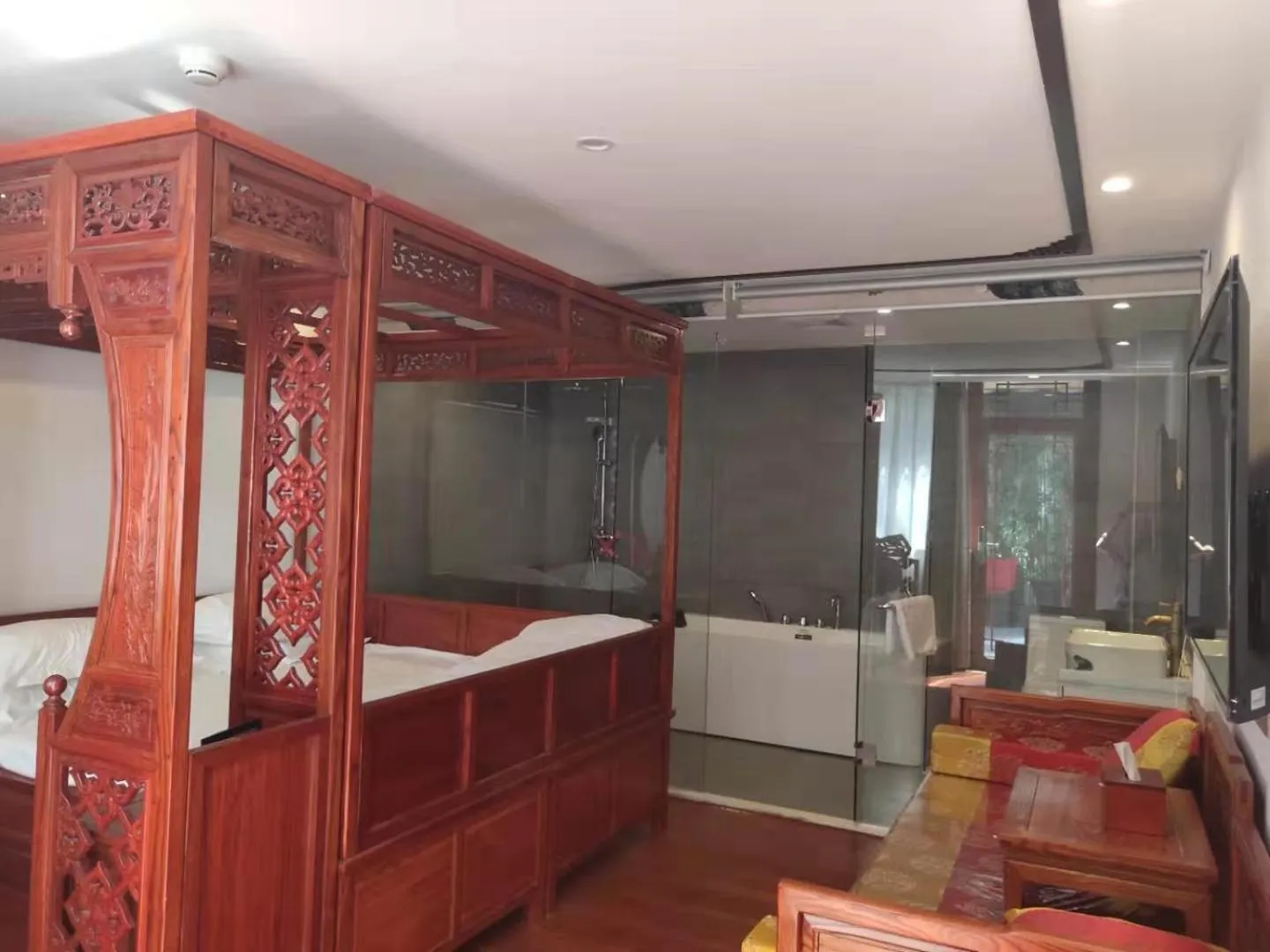 Hot Tub in Qinfu Hotel Beijing Nanluogu Lane Houhai