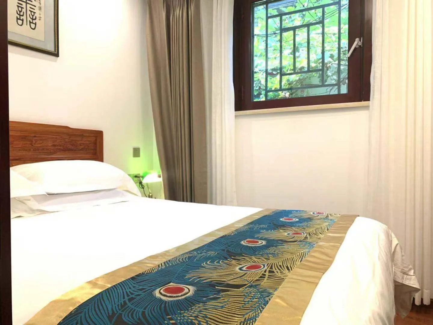 Bed in Qinfu Hotel Beijing Nanluogu Lane Houhai