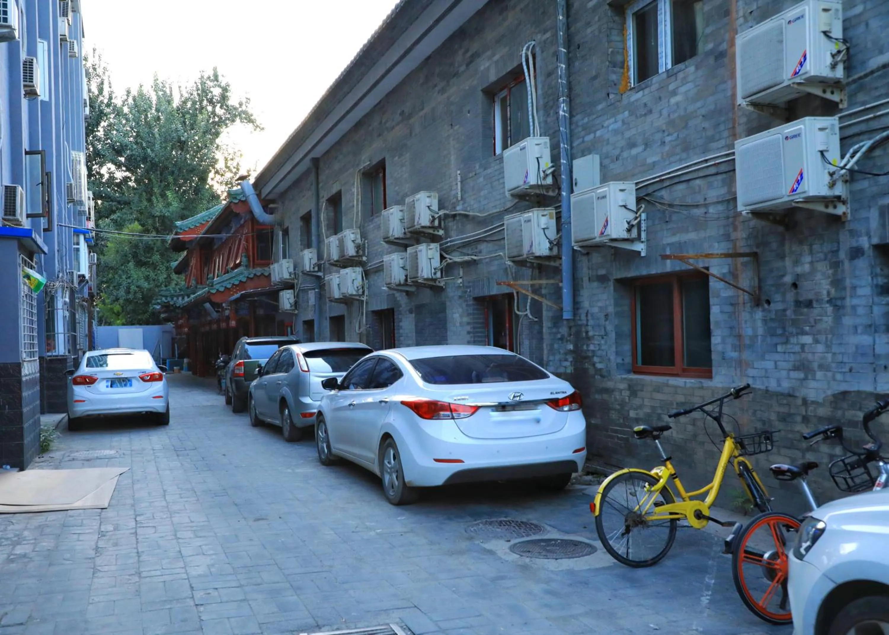 Parking in Qinfu Hotel Beijing Nanluogu Lane Houhai