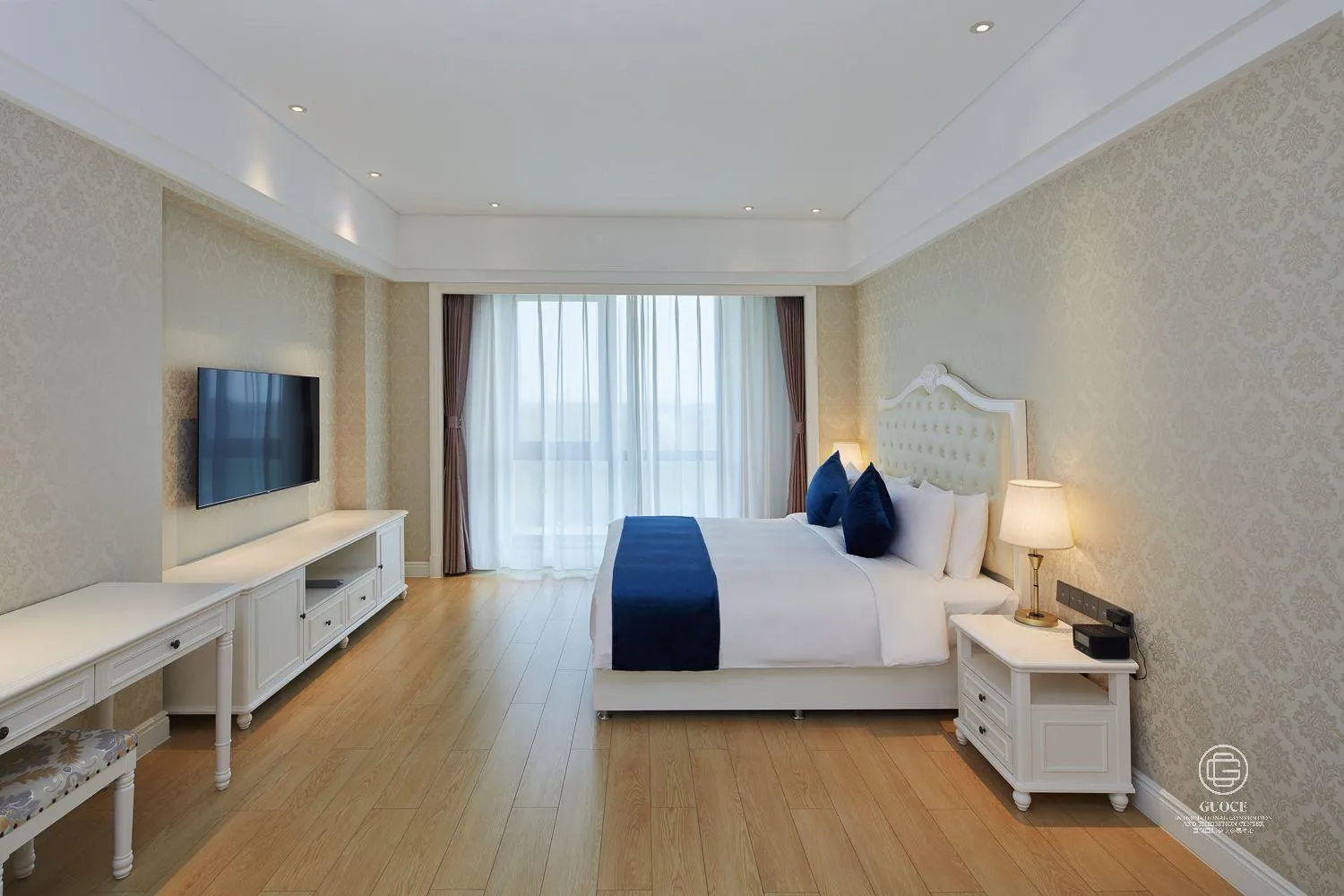 Bed in GUOCE Beijing Capital Airport Hotel & Convention Center