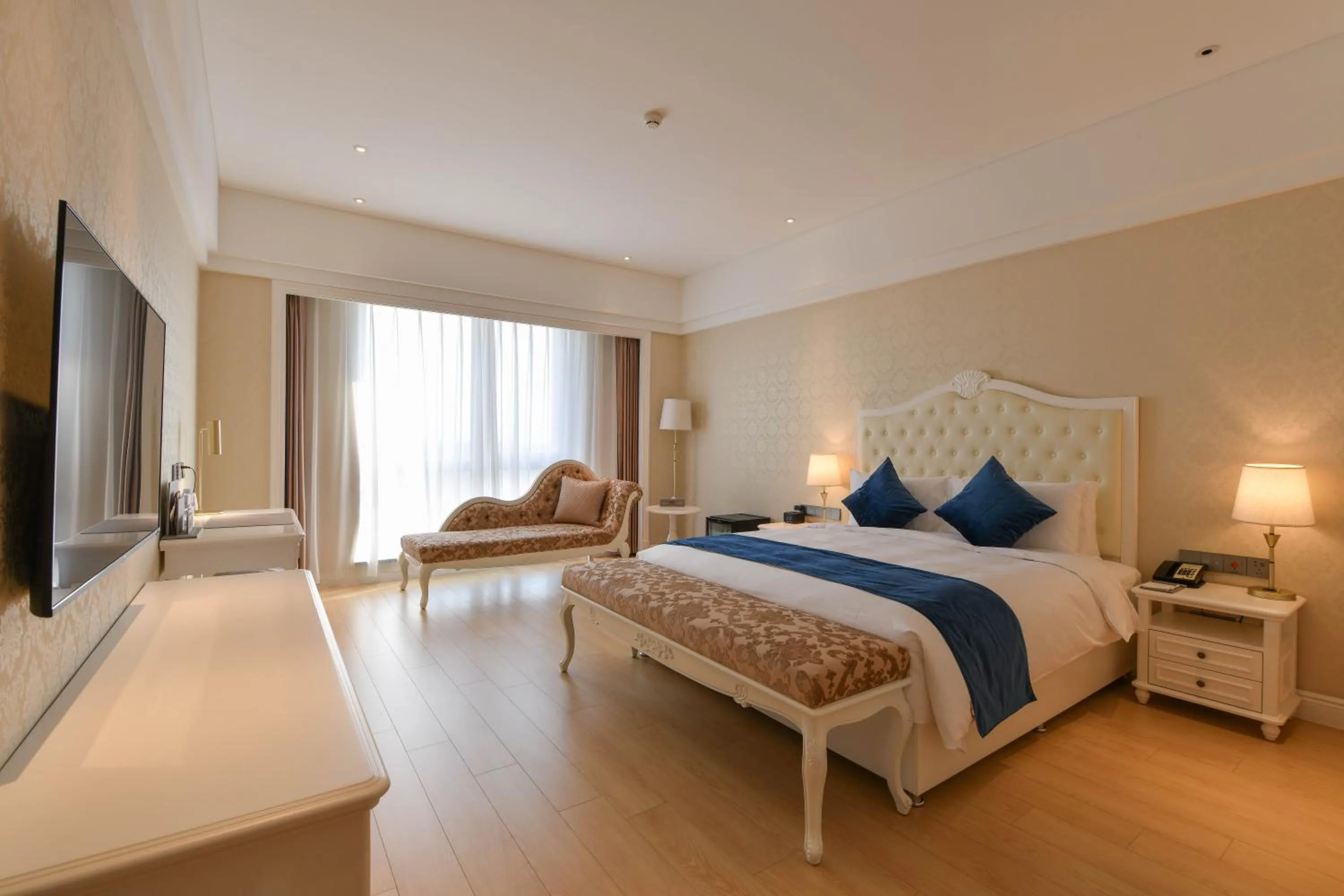 Bed in GUOCE Beijing Capital Airport Hotel & Convention Center