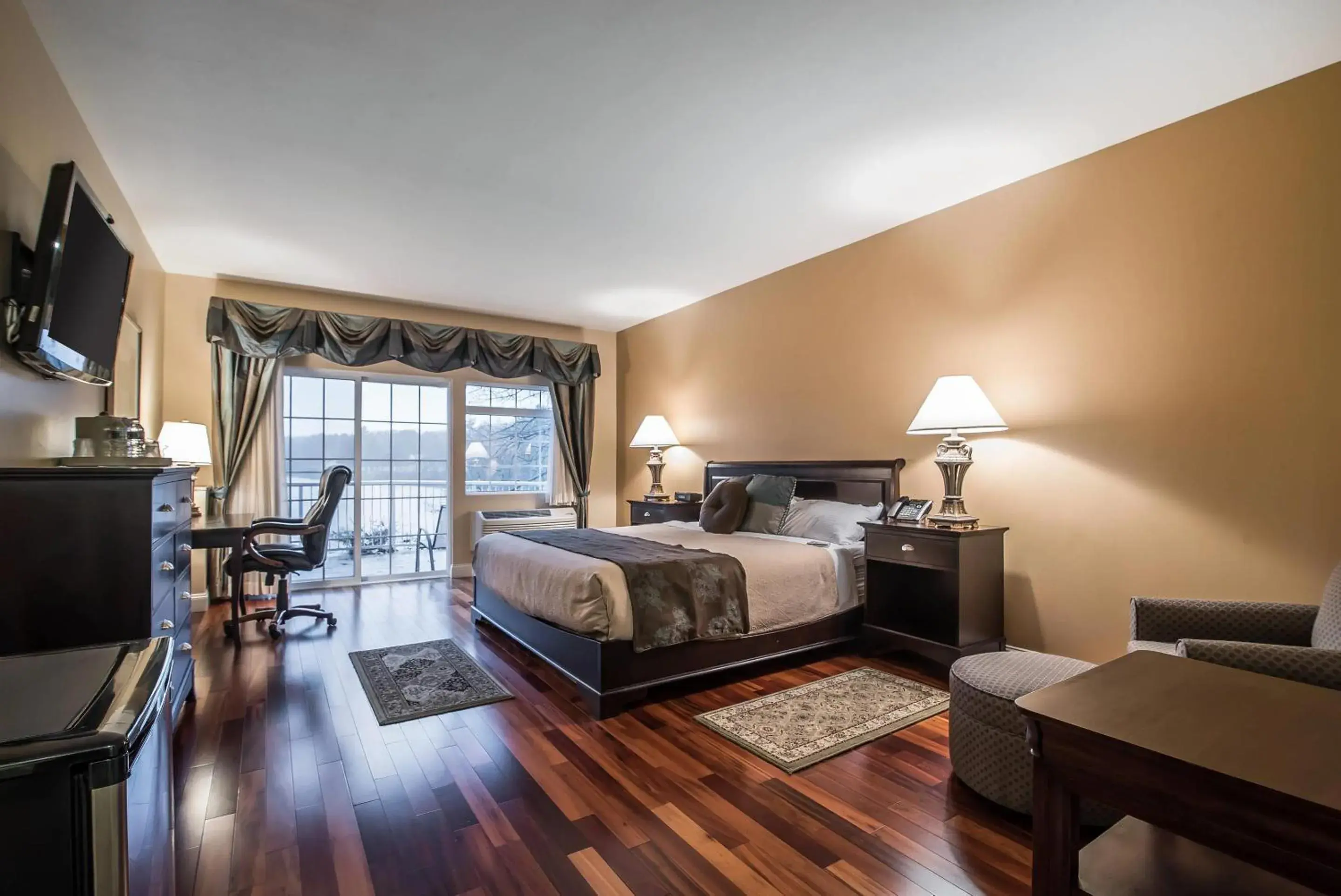 Deluxe King Room - Non-Smoking in Riverside Hotel, an Ascend Collection Hotel Deluxe King Room - Non-Smoking in Riverside Hotel, an Ascend Collection Hotel