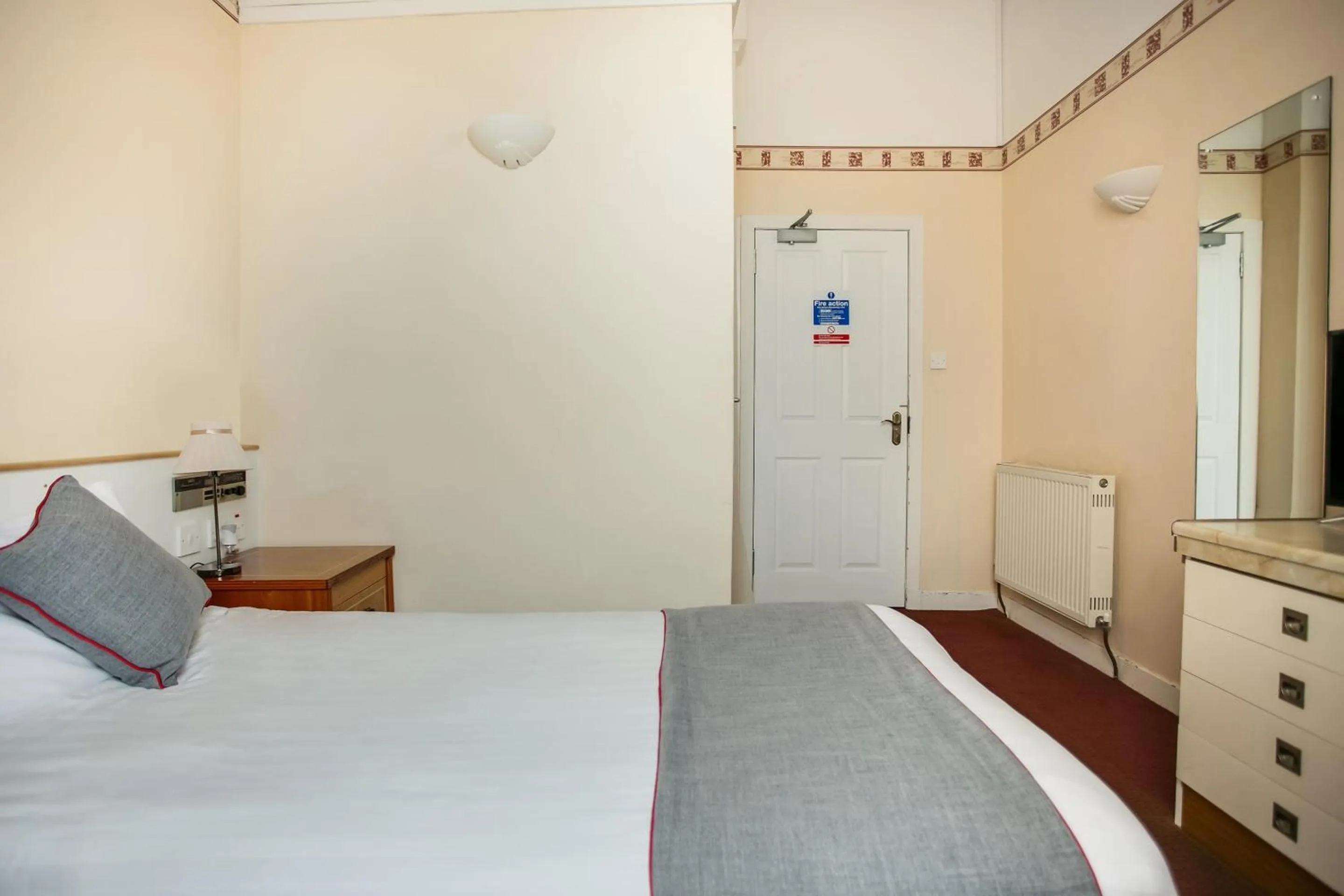 Bedroom, Bed in OYO Glenpark Hotel, Ayr Central