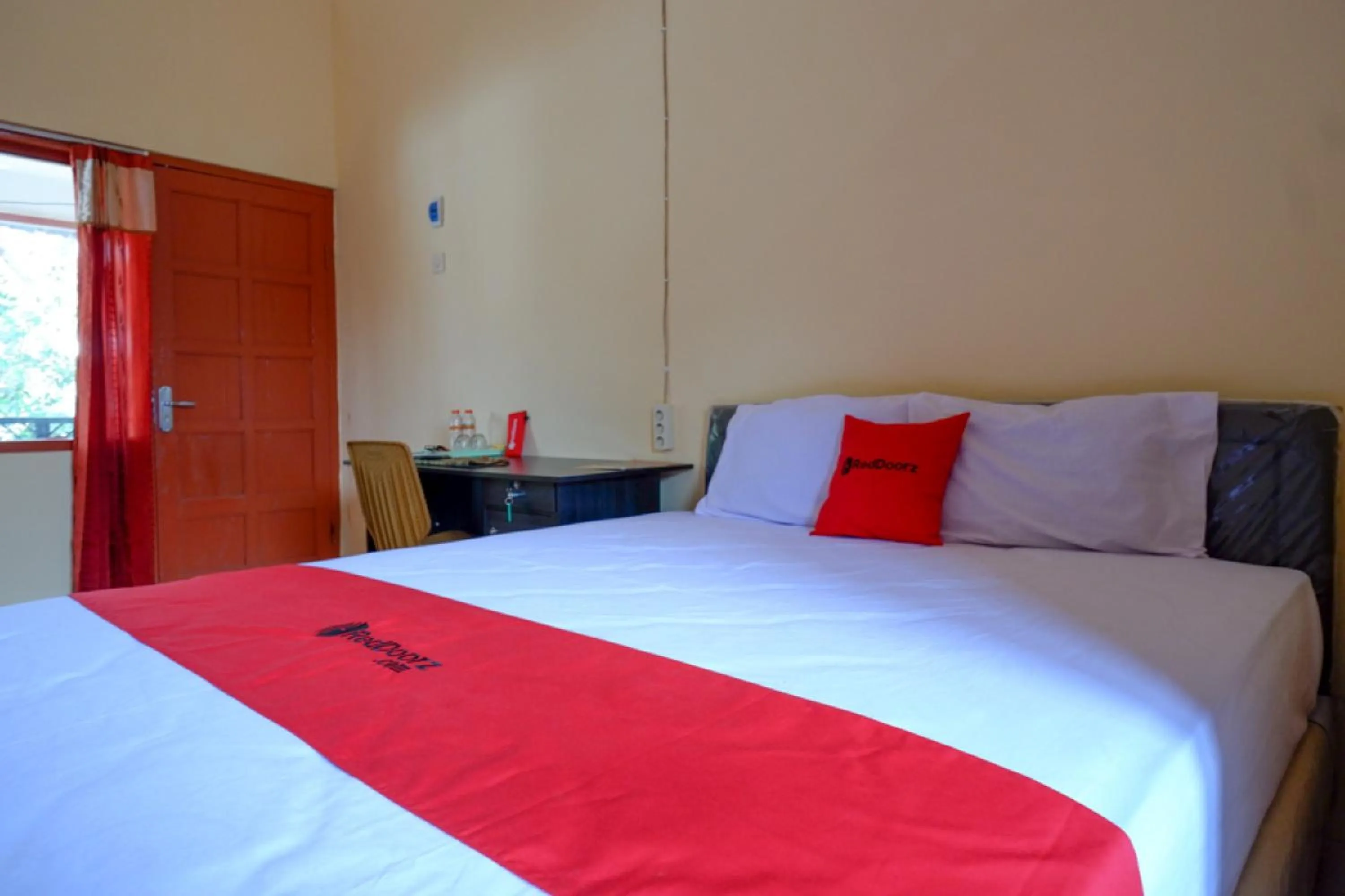 Bedroom, Bed in RedDoorz Syariah near Alun Alun Purwokerto