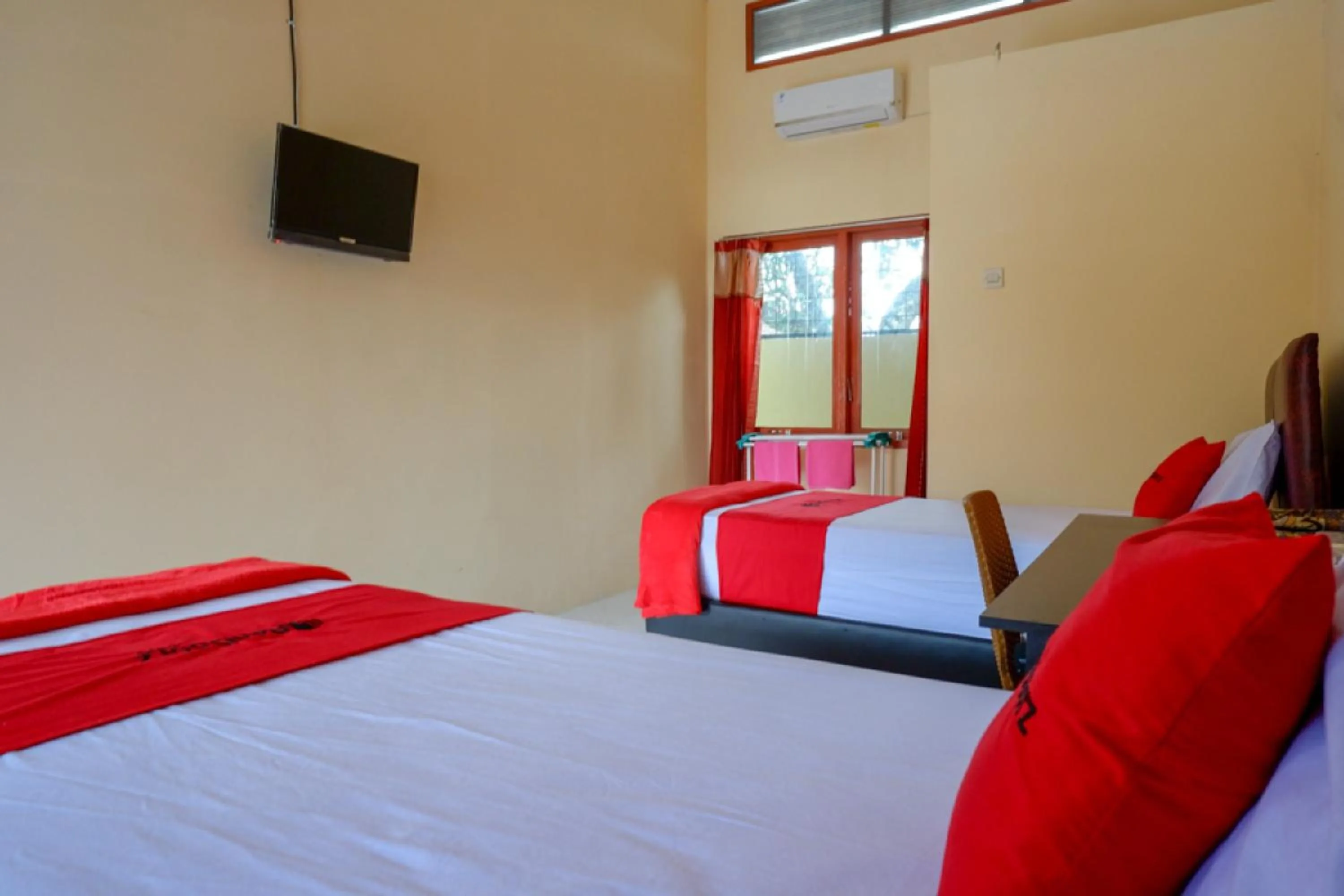 Bedroom, Bed in RedDoorz Syariah near Alun Alun Purwokerto