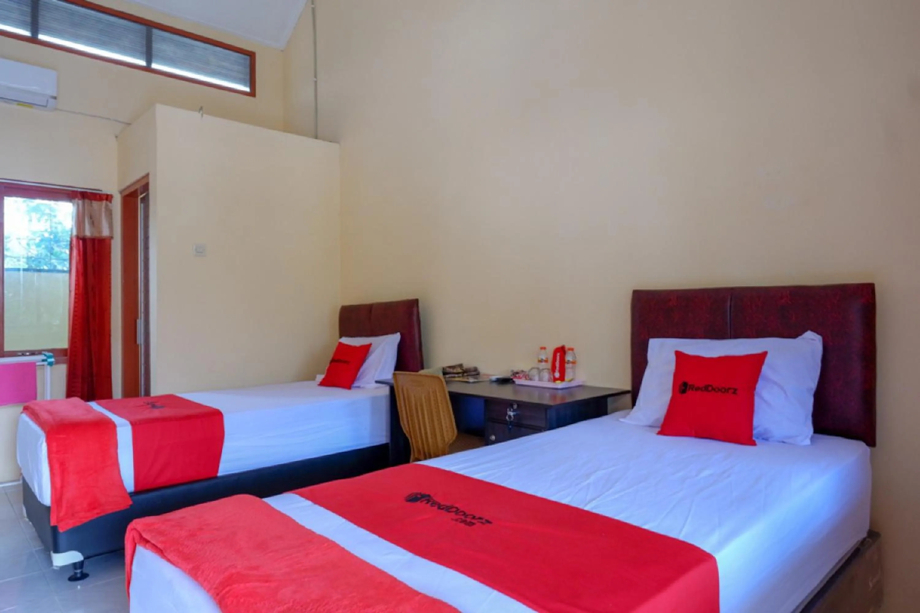 Bedroom, Bed in RedDoorz Syariah near Alun Alun Purwokerto