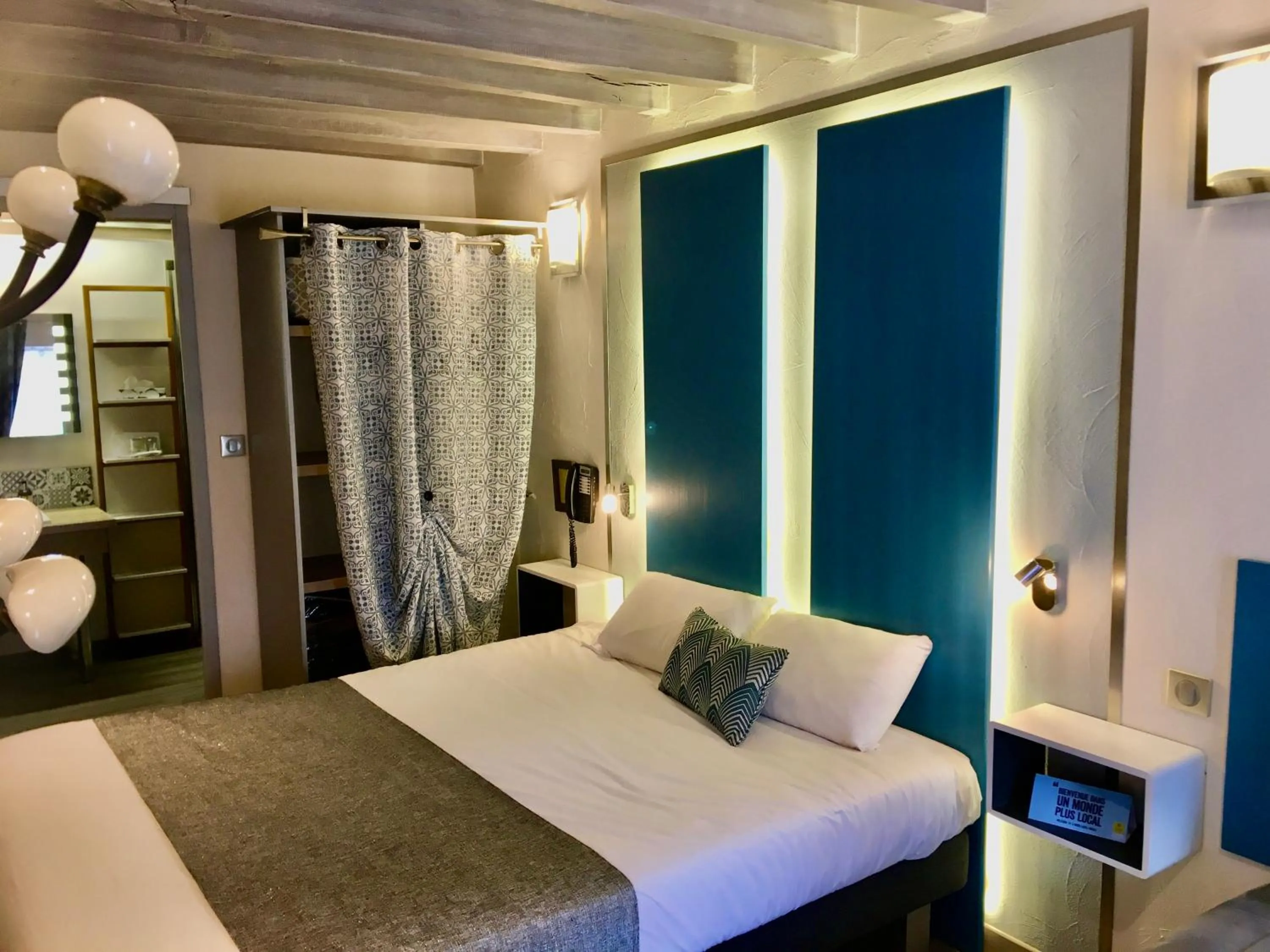 Photo of the whole room, Bed in Logis Hotel Oasis