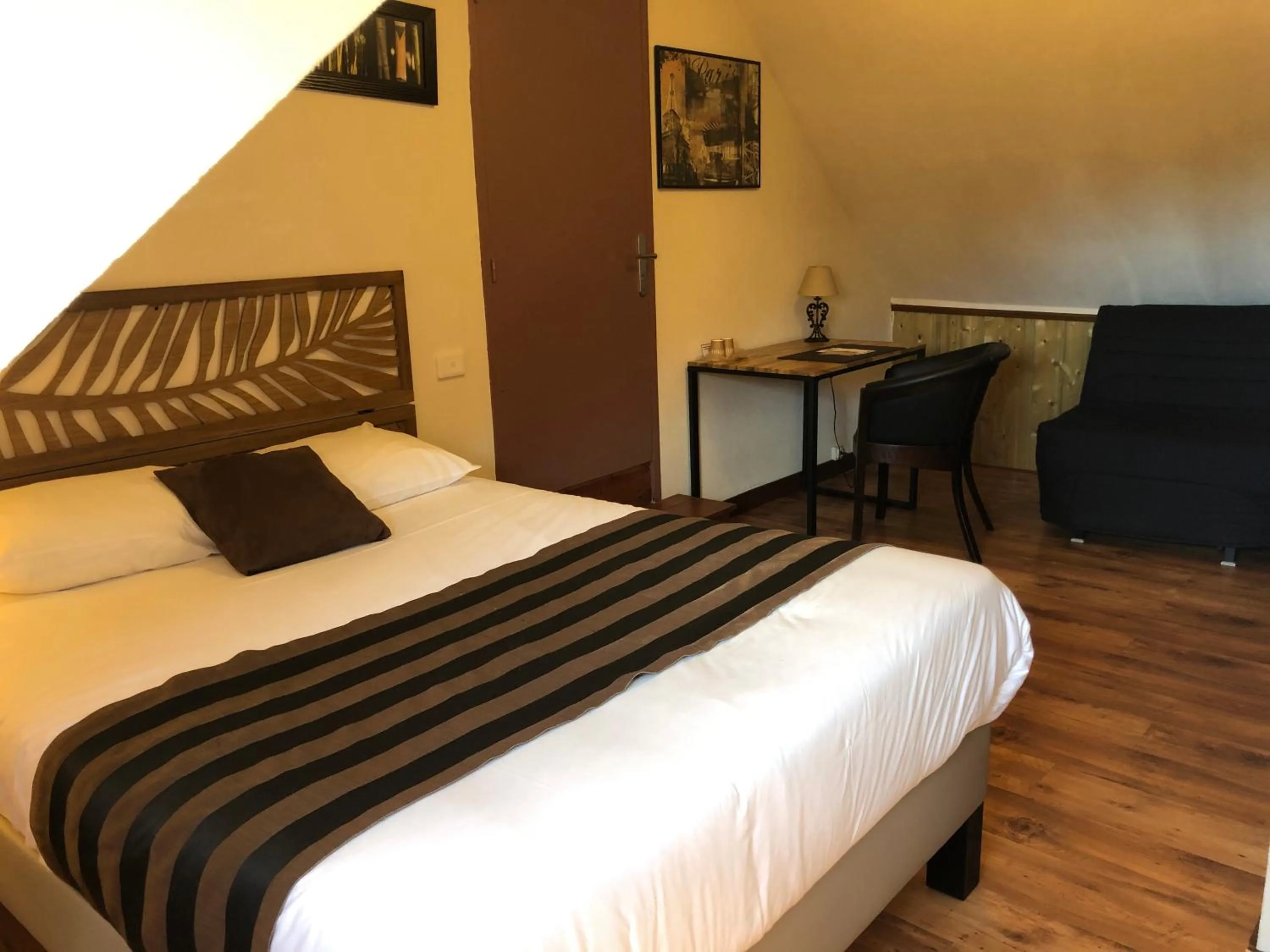 Photo of the whole room, Bed in Logis Hotel Oasis