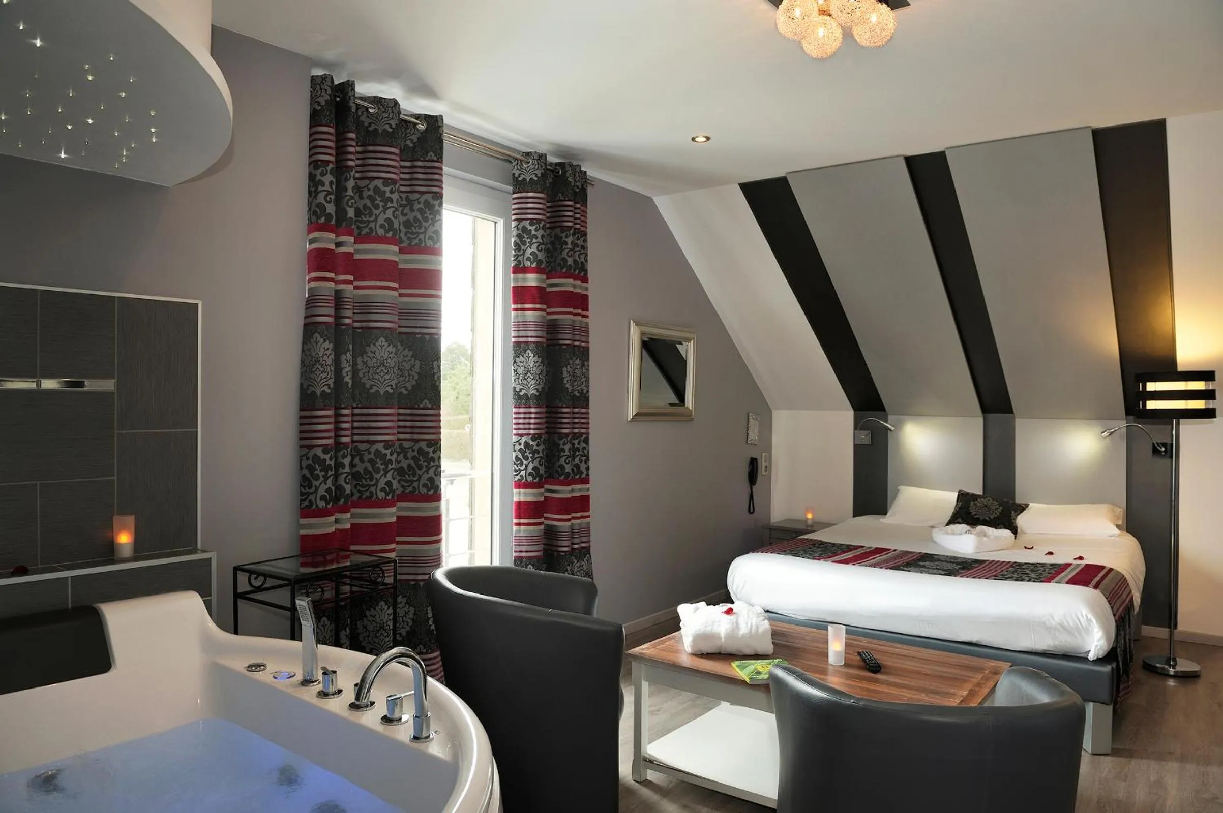 Bedroom, Bed in Logis Hotel Oasis