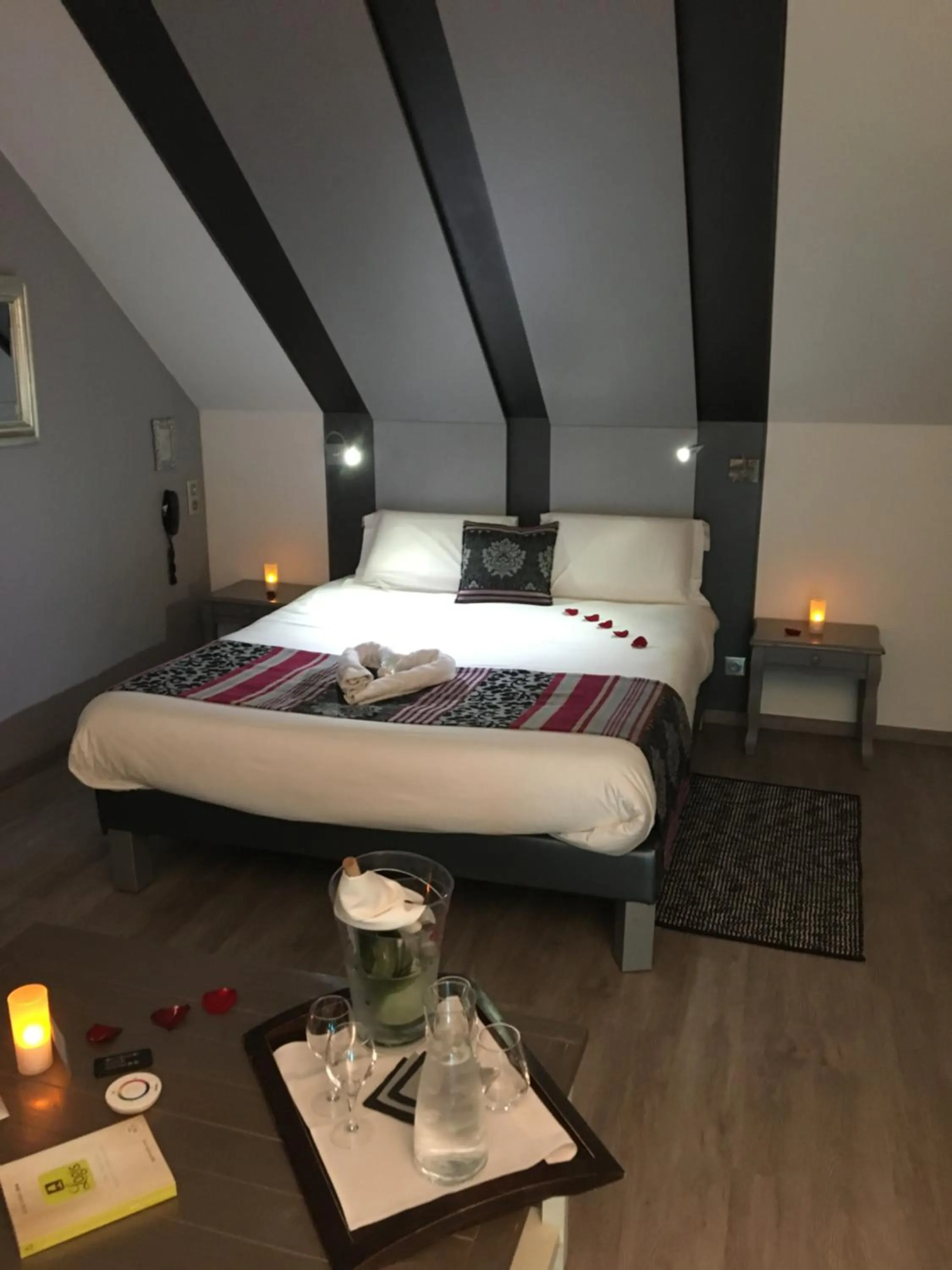 Bedroom, Bed in Logis Hotel Oasis