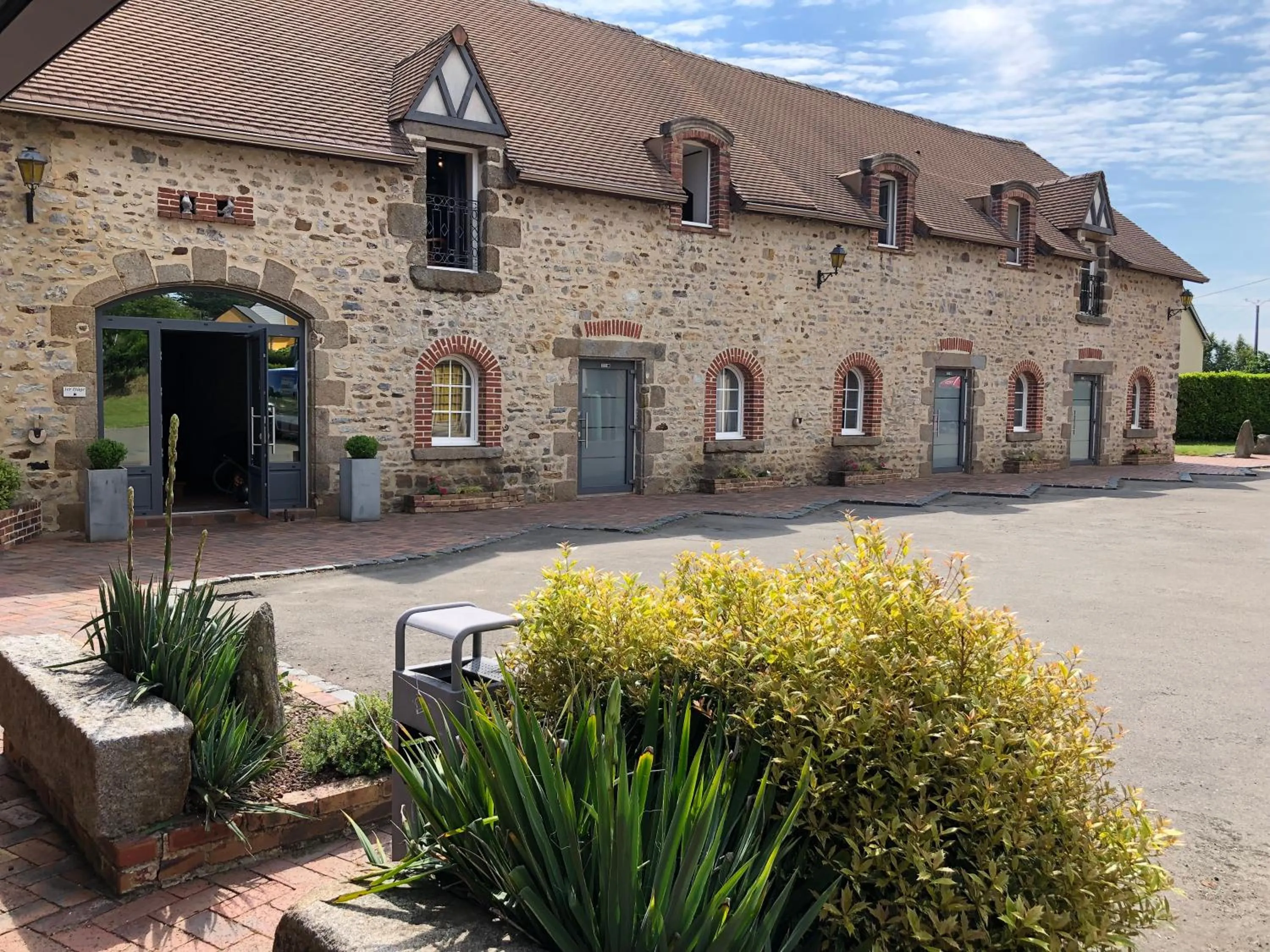 Facade/entrance in Logis Hotel Oasis