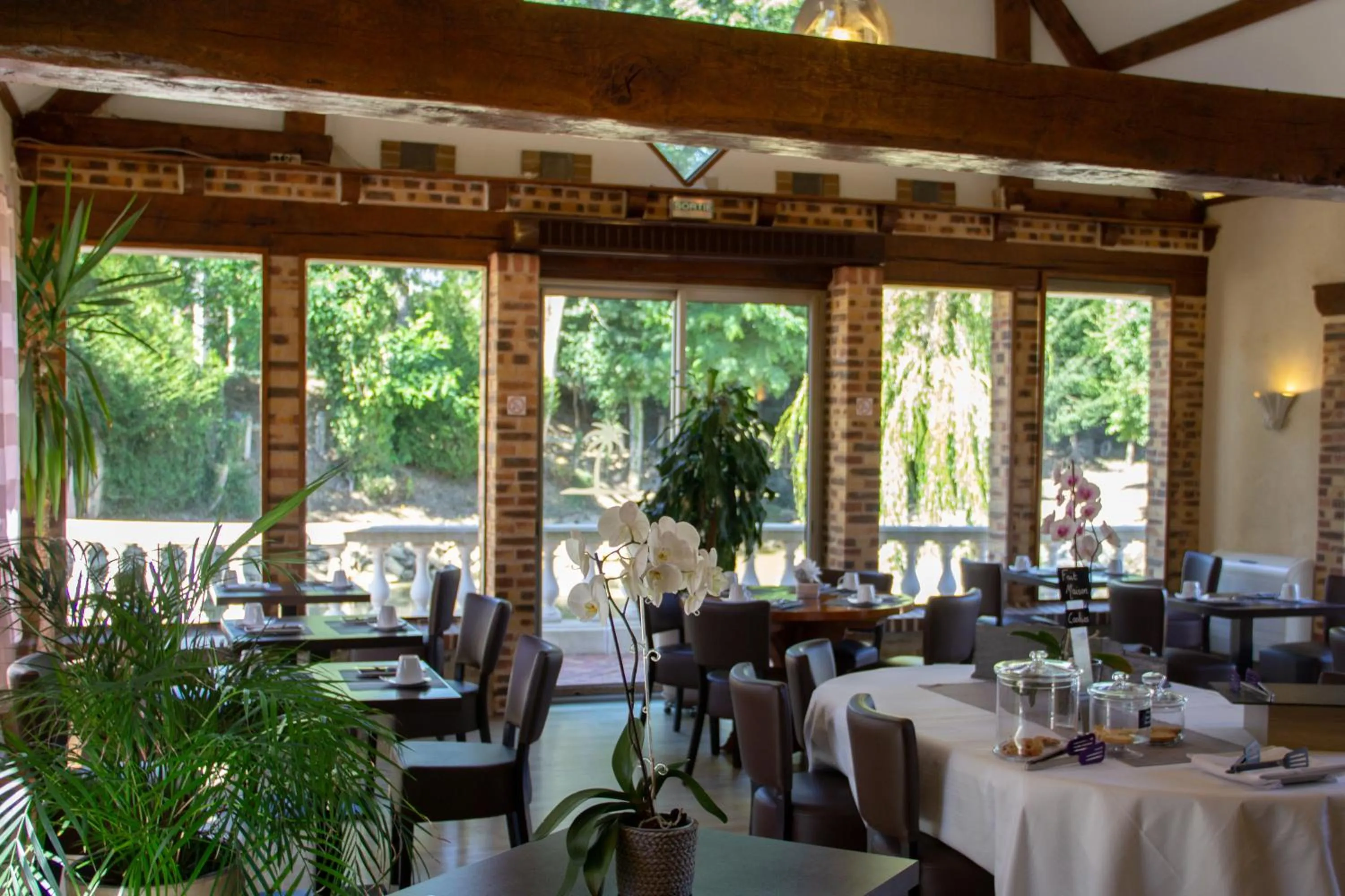 Restaurant/places to eat in Logis Hotel Oasis