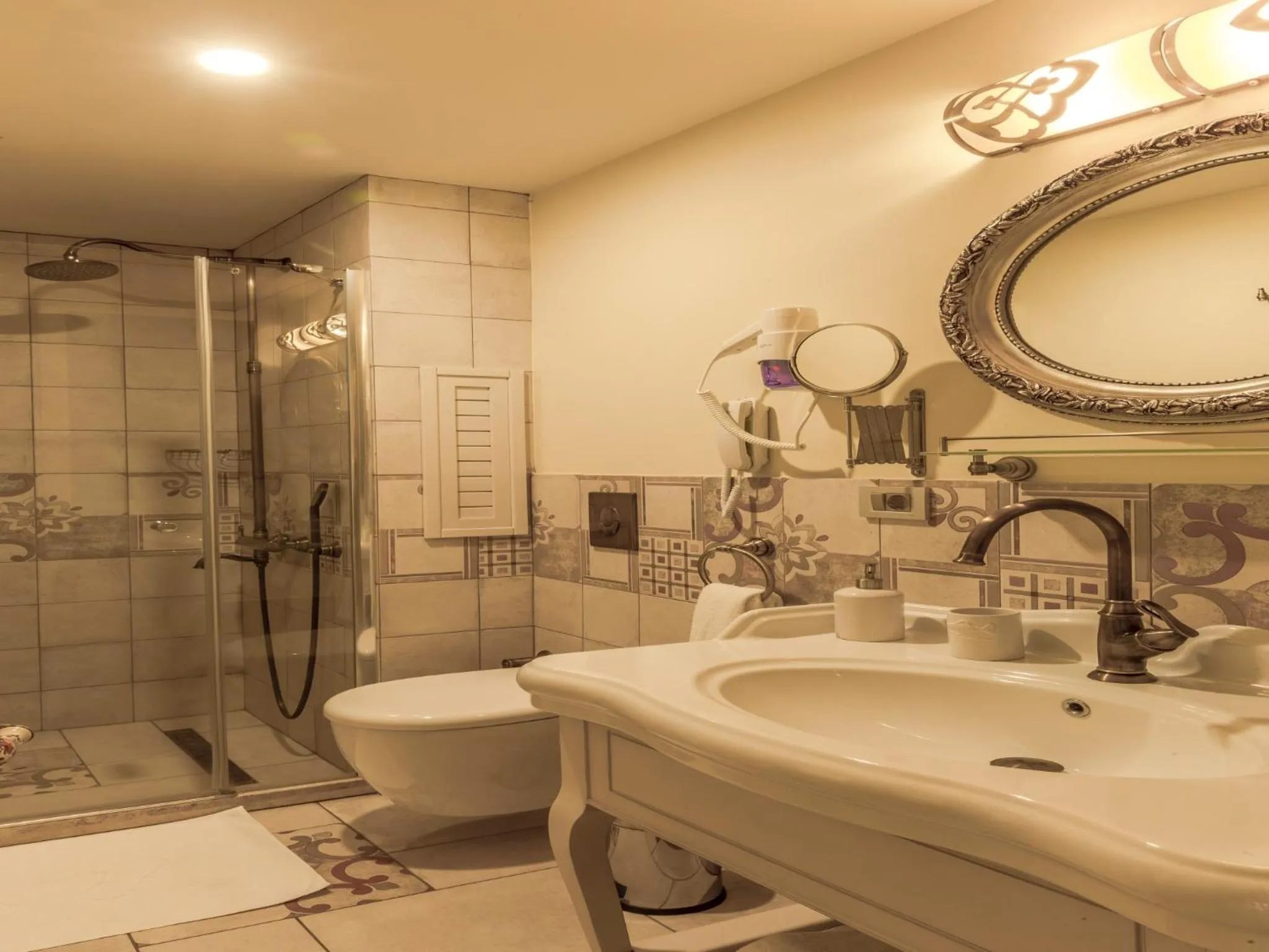 Shower in Kahveci Alibey Hotel