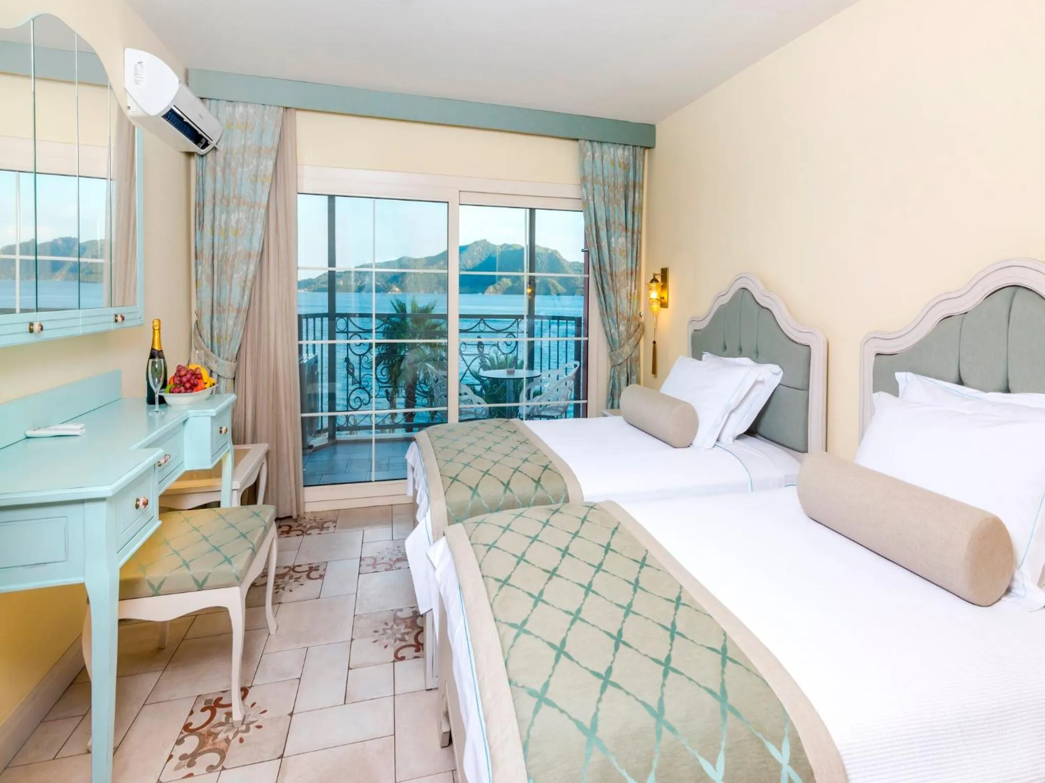 Shower, Bed in Kahveci Alibey Hotel