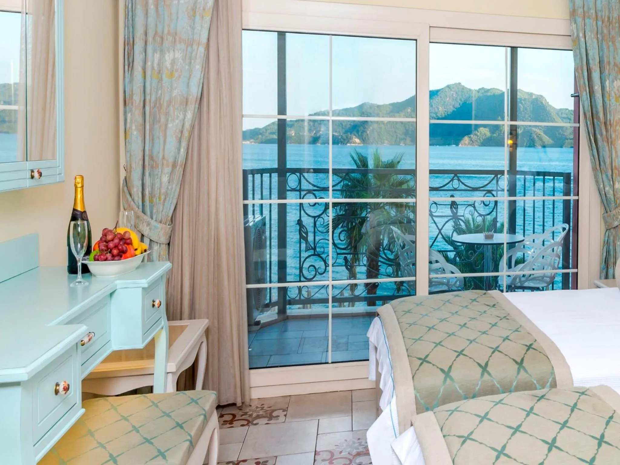 Shower, Bed in Kahveci Alibey Hotel