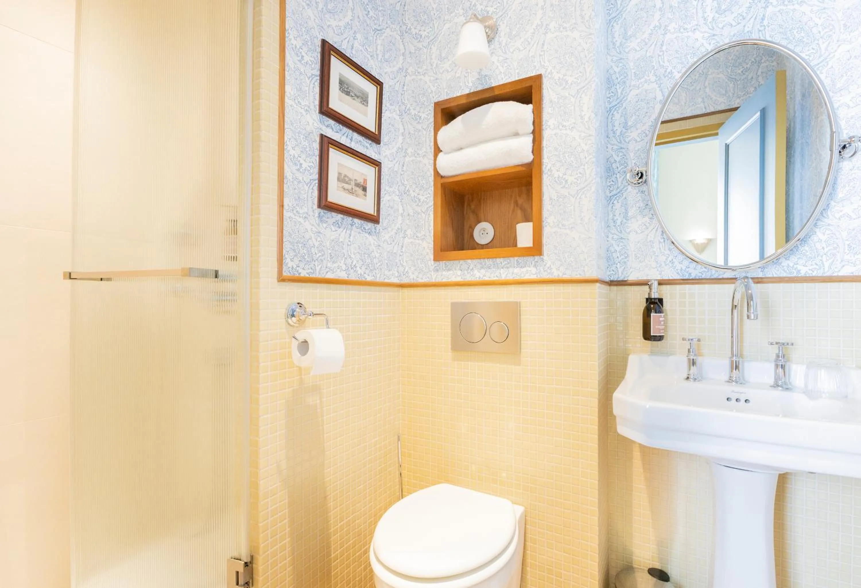 Bathroom in Hôtel Amista Marseille - ancien Hôtel Saint Louis - Vieux Port