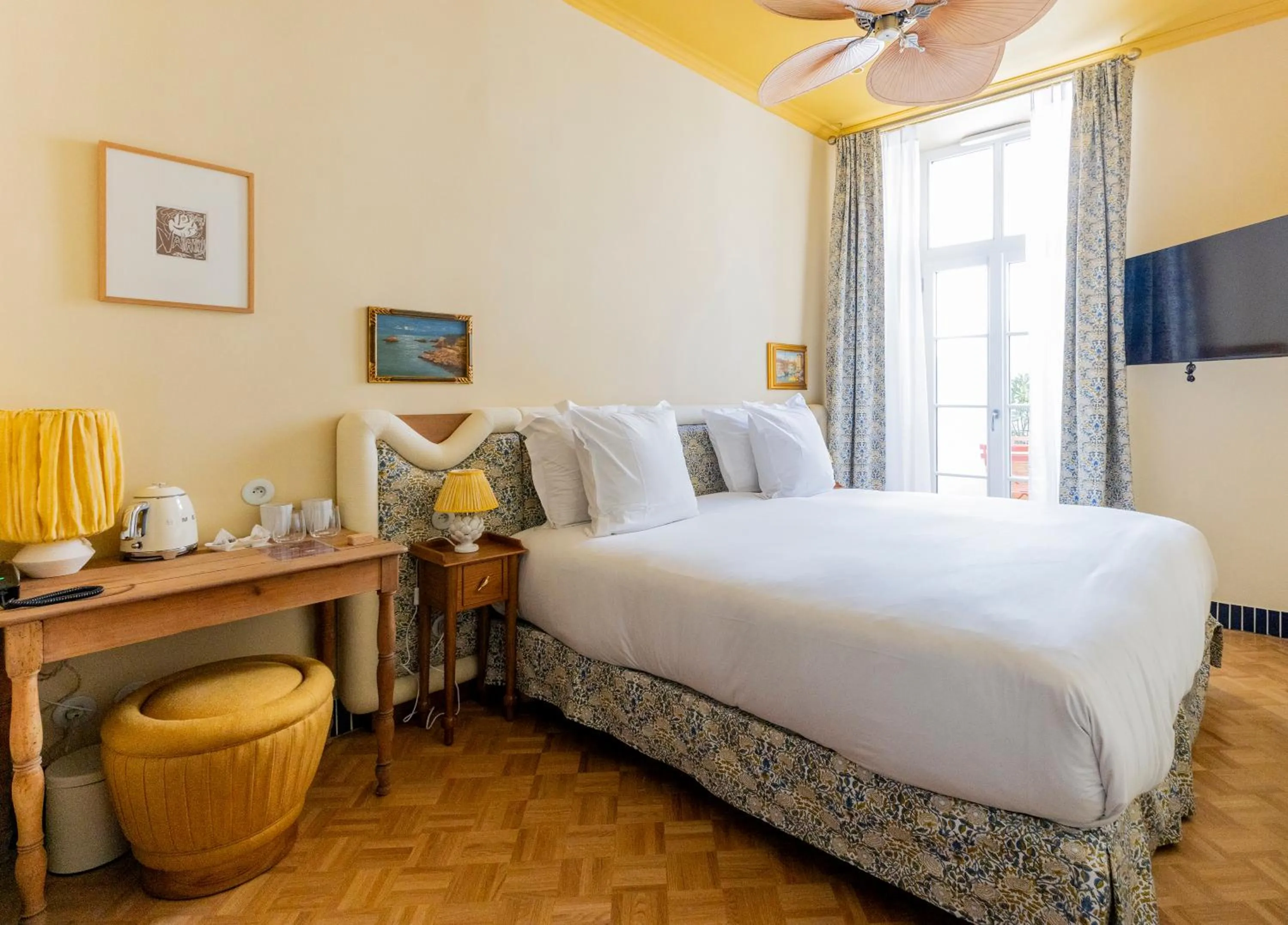 Bedroom, Bed in Hôtel Amista Marseille - ancien Hôtel Saint Louis - Vieux Port