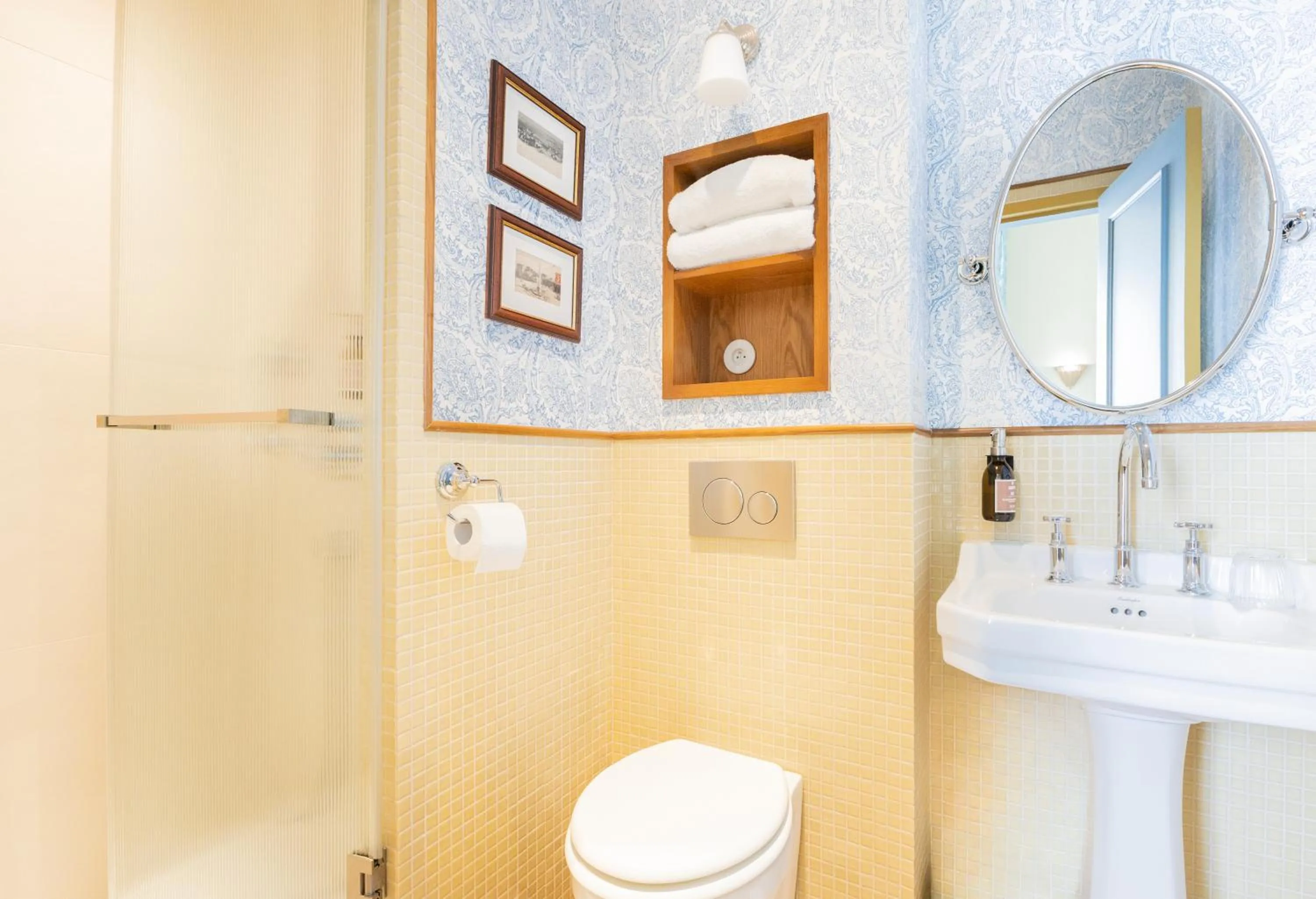 Bathroom in Hôtel Amista Marseille - ancien Hôtel Saint Louis - Vieux Port