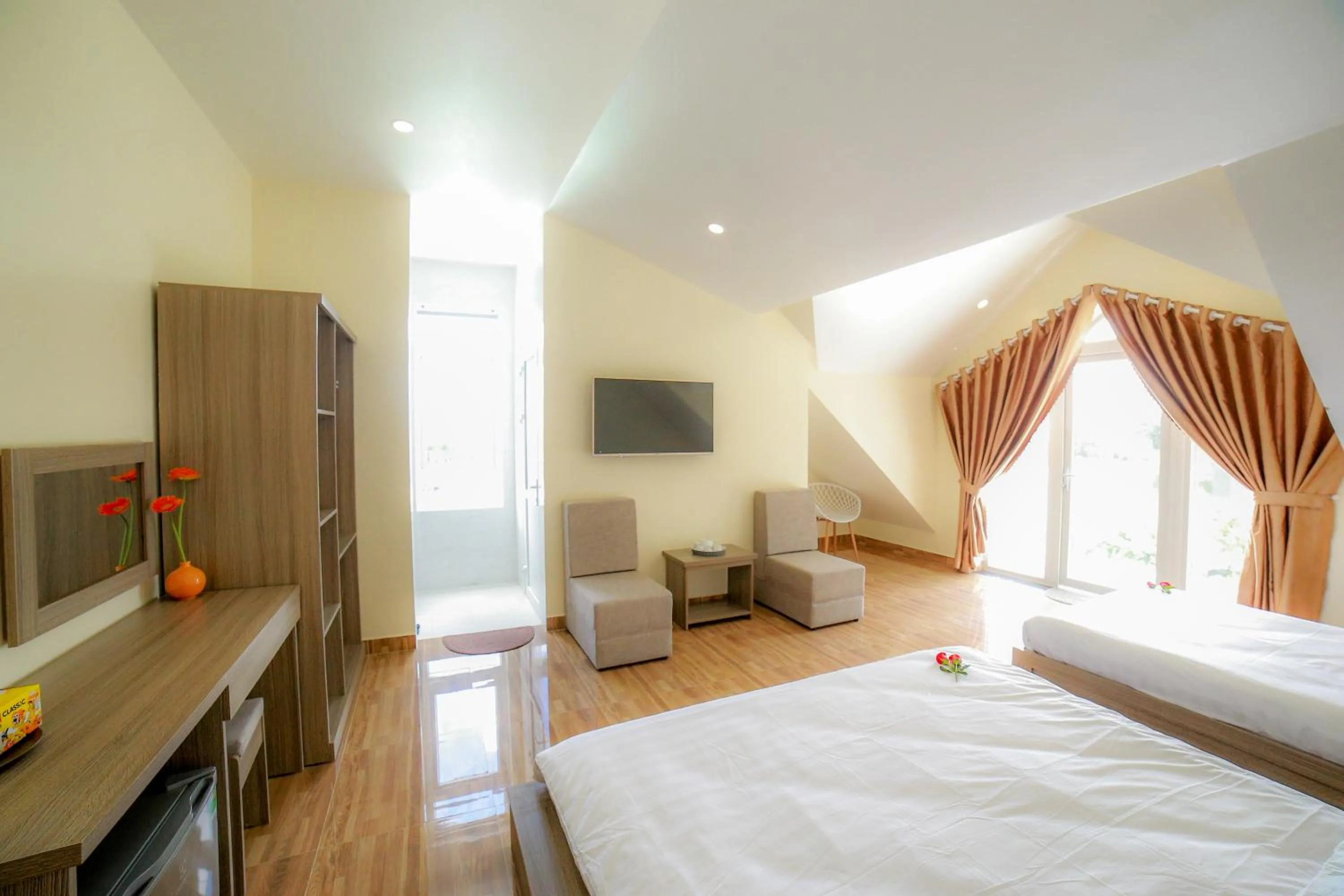 TV and multimedia, Bed in Nhật Nguyên Hotel