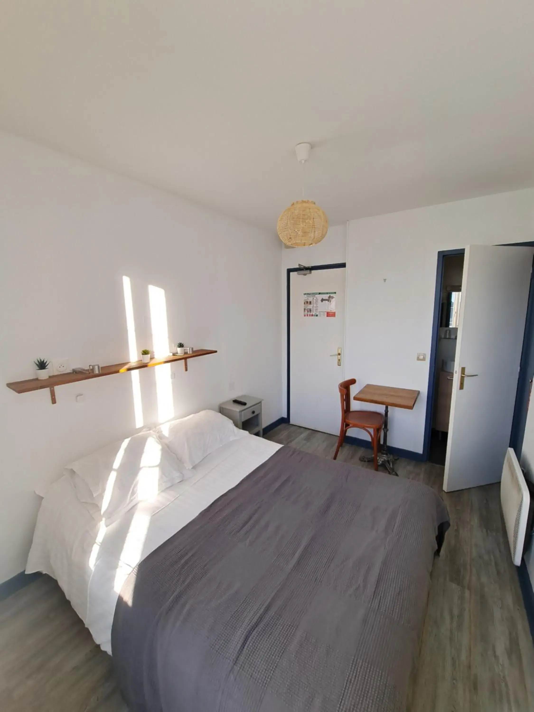 Room 2 in Le Mondes Room 2 in Le Mondes